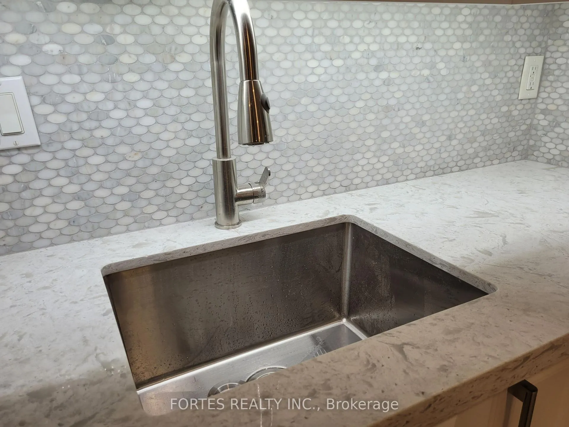 Photo 4 of Unit 1A, 62 High Park Boulevard, Toronto, High Park-Swansea — HOMEH