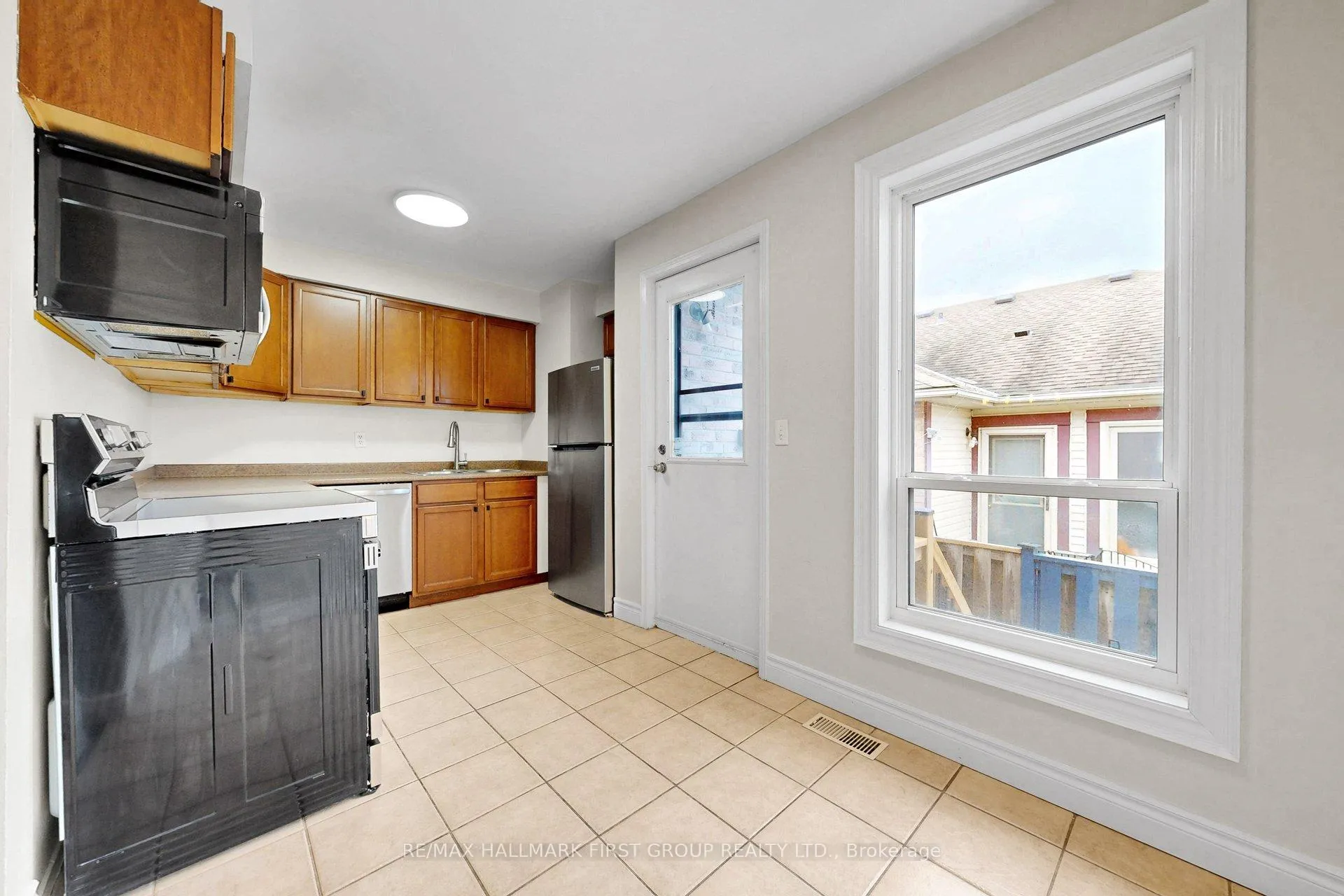 Photo 6 of Unit Upper, 1443 Connery Crescent, Oshawa, Lakeview — HOMEH