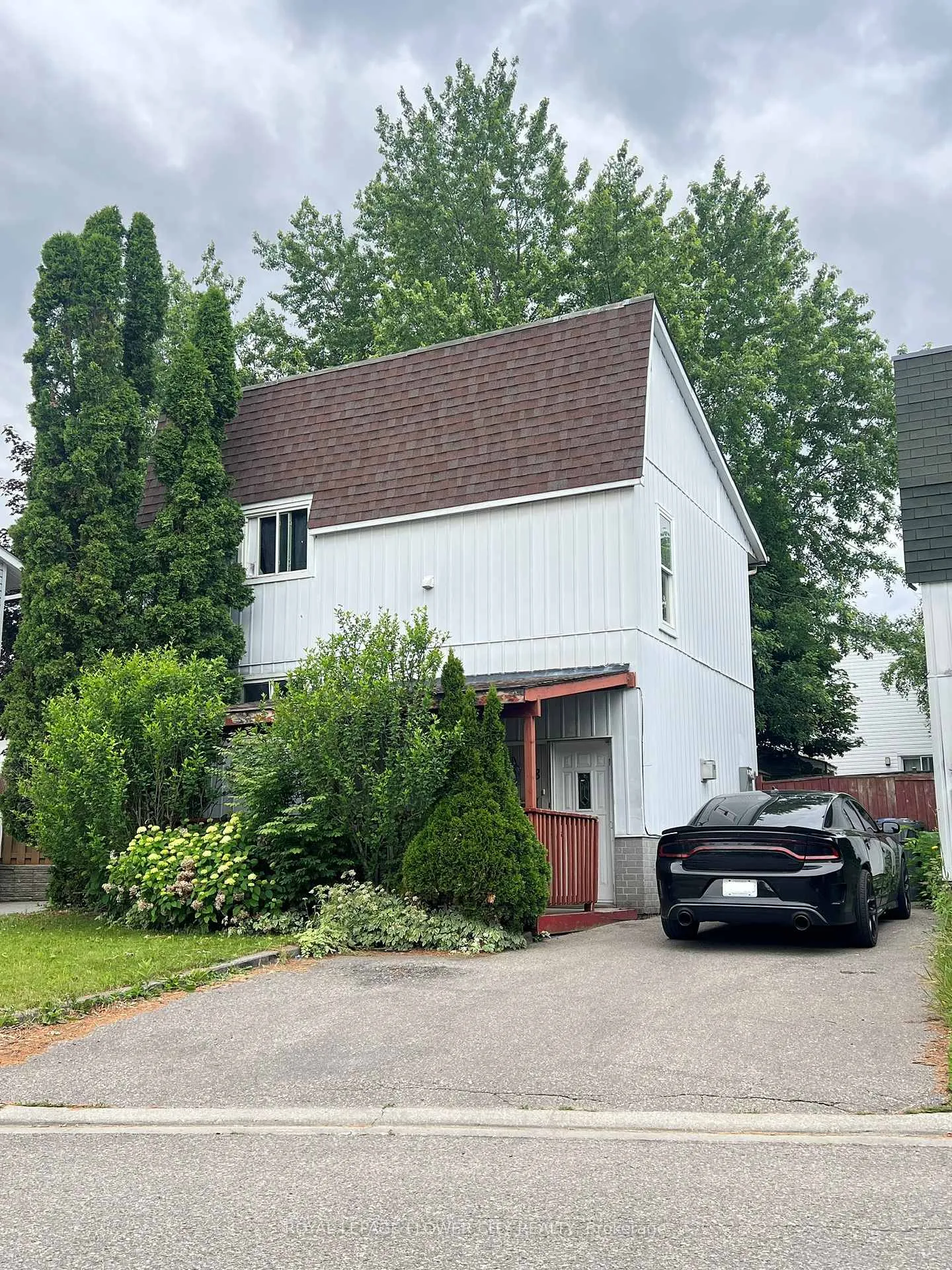 Front of 8 Grand River Court