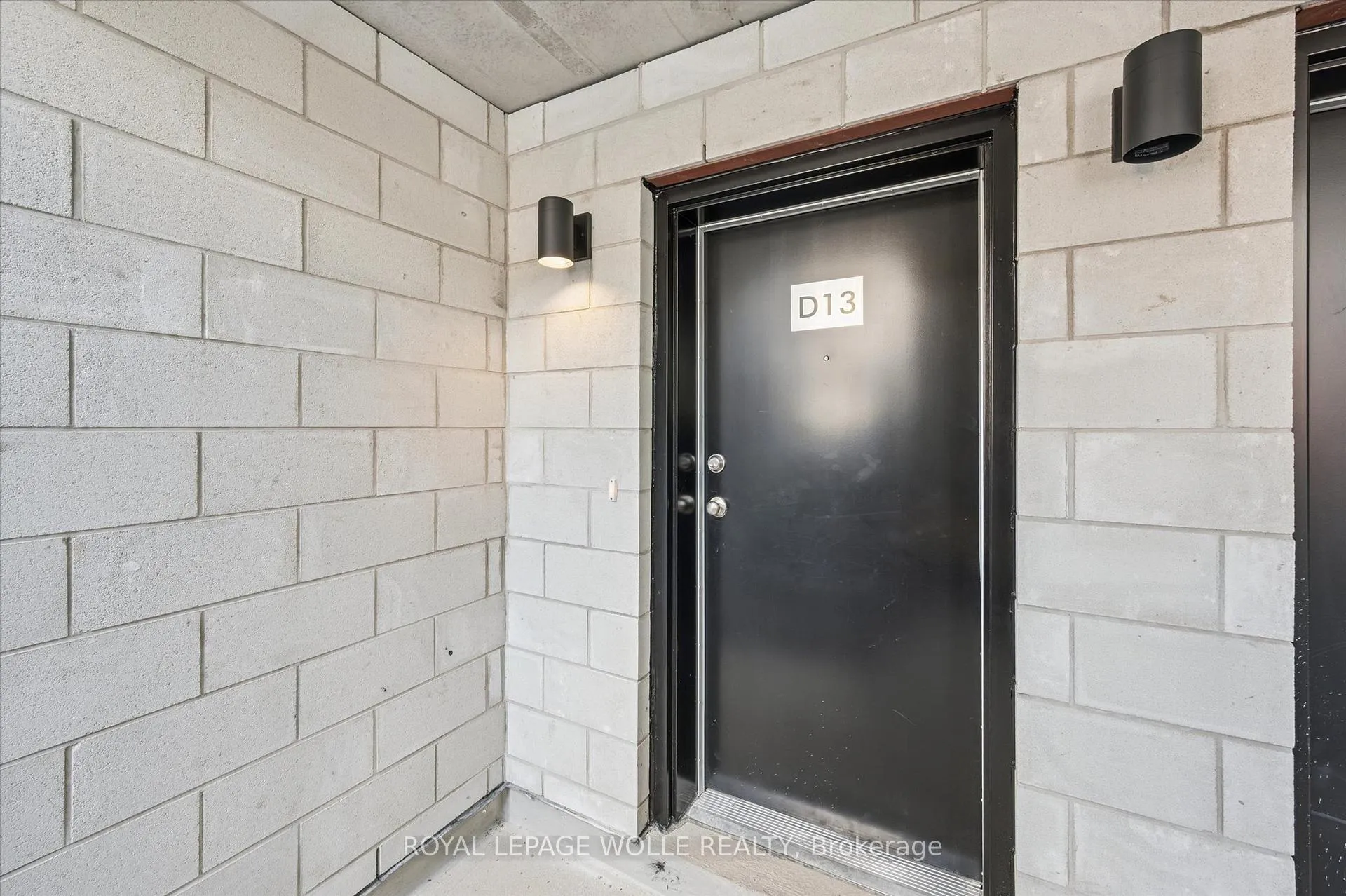 Photo 2 of Unit D13, 410 Northfield Drive W, Waterloo, Colonial Acres — HOMEH
