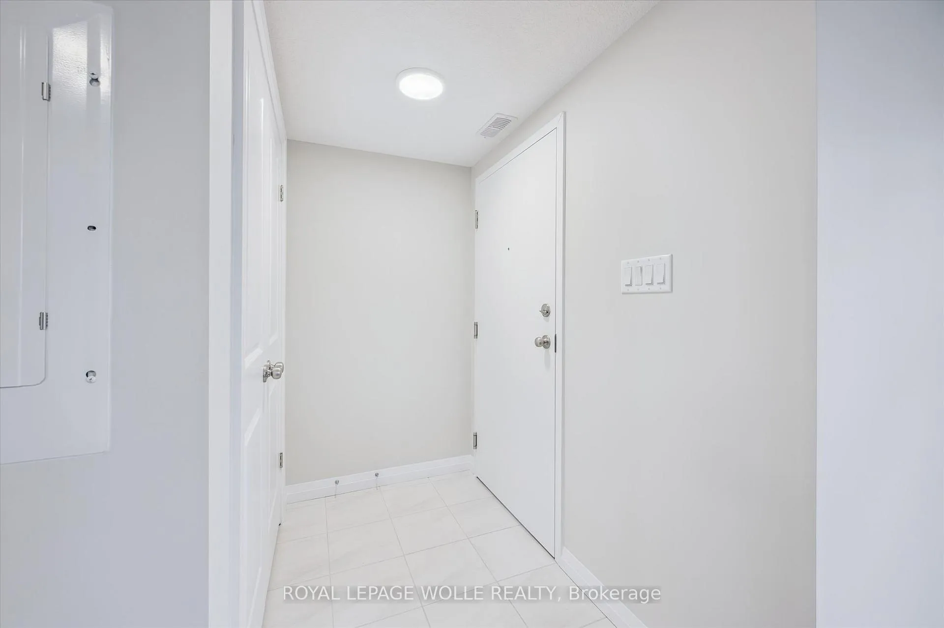 Photo 3 of Unit D13, 410 Northfield Drive W, Waterloo, Colonial Acres — HOMEH