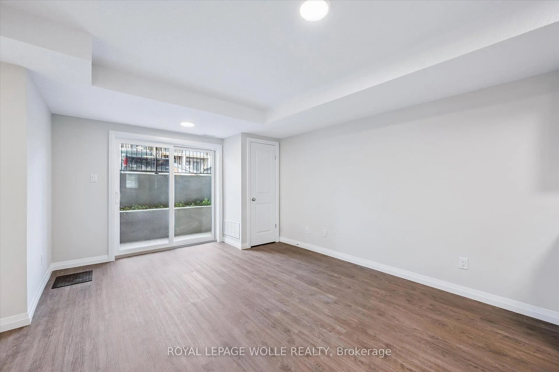 Photo 10 of Unit D13, 410 Northfield Drive W, Waterloo, Colonial Acres — HOMEH