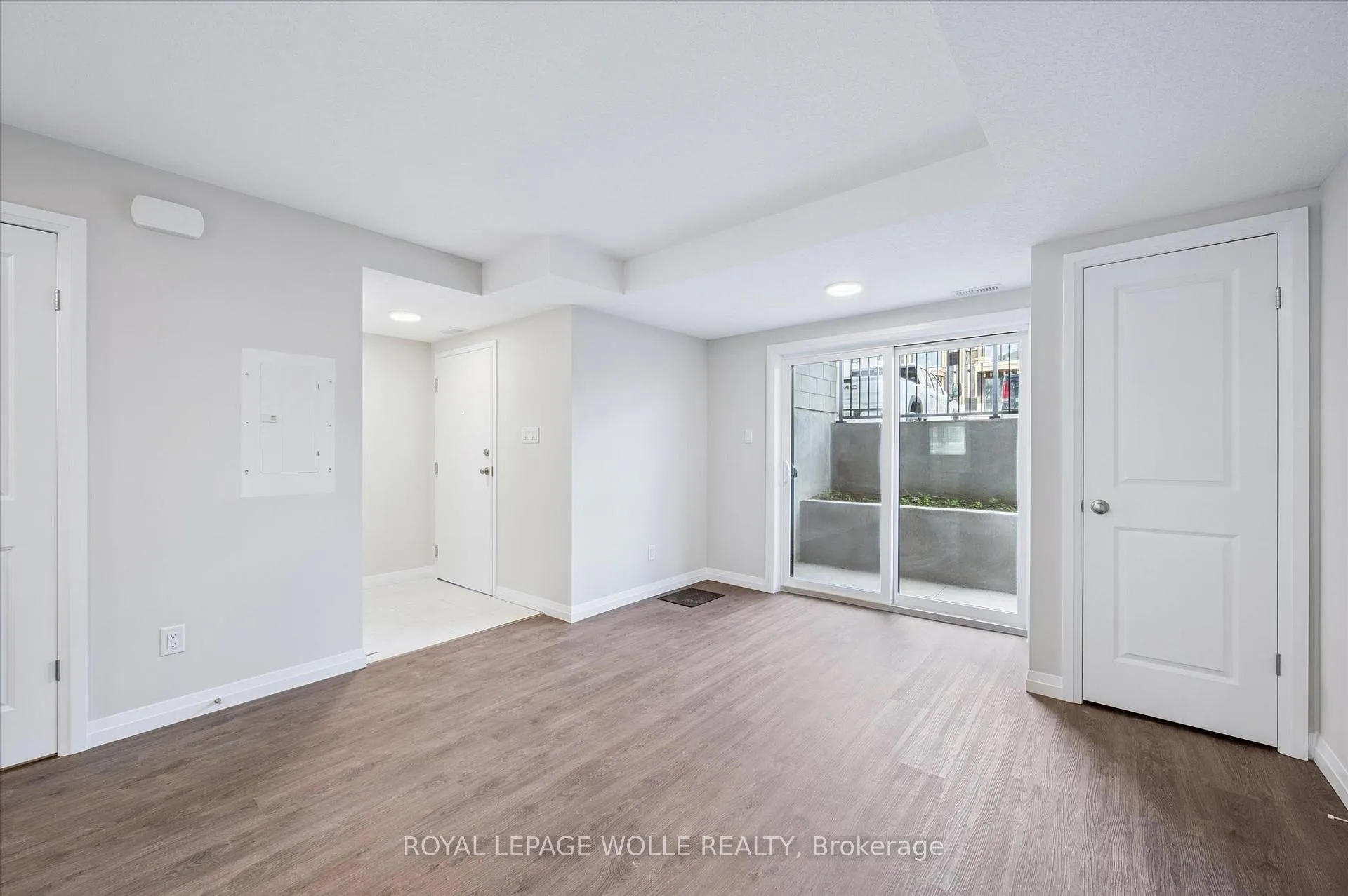Photo 11 of Unit D13, 410 Northfield Drive W, Waterloo, Colonial Acres — HOMEH