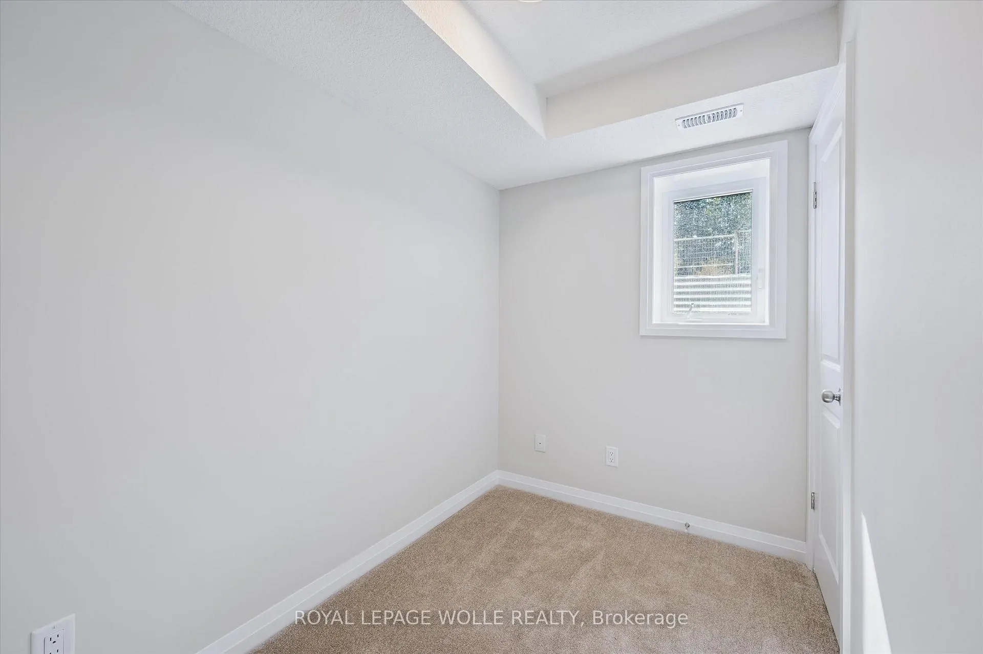 Photo 18 of Unit D13, 410 Northfield Drive W, Waterloo, Colonial Acres — HOMEH