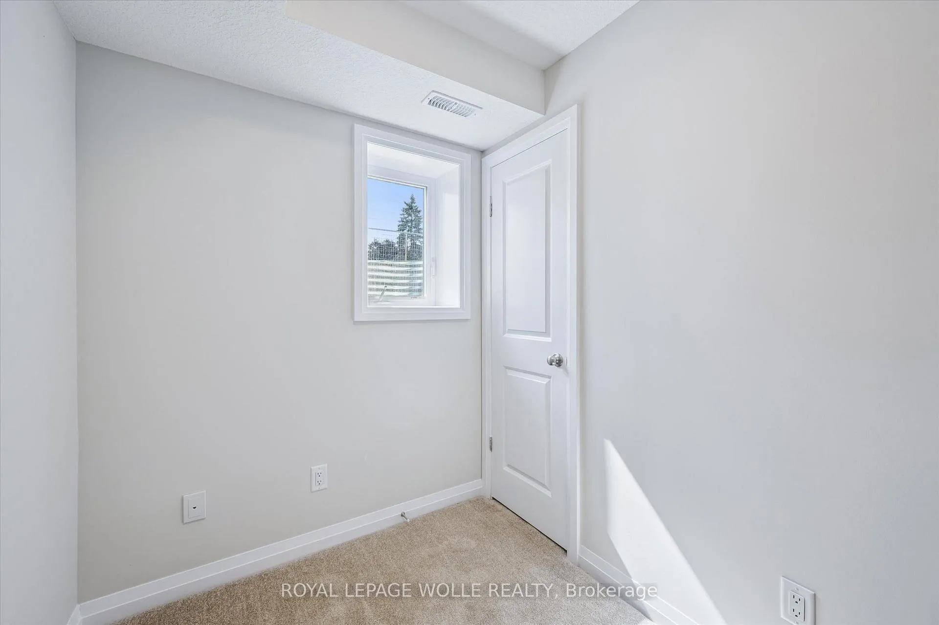 Photo 19 of Unit D13, 410 Northfield Drive W, Waterloo, Colonial Acres — HOMEH