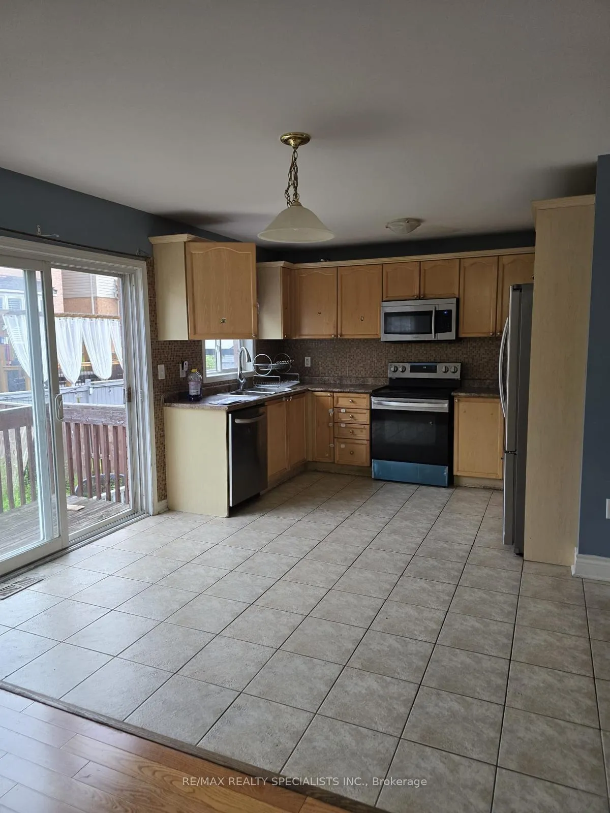 Photo 4 of 37 Ponymeadow Way, Brampton, Credit Valley — HOMEH