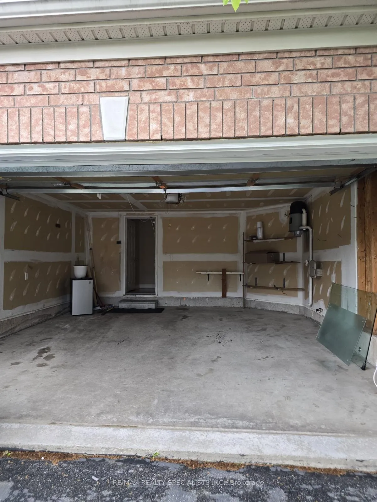 Photo 5 of 37 Ponymeadow Way, Brampton, Credit Valley — HOMEH