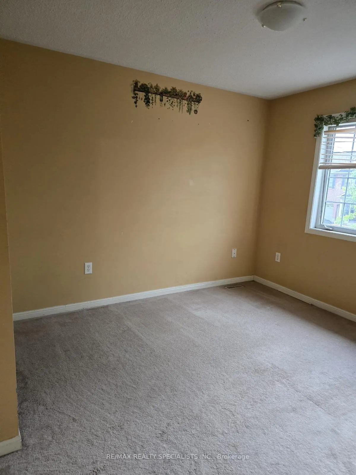 Photo 9 of 37 Ponymeadow Way, Brampton, Credit Valley — HOMEH