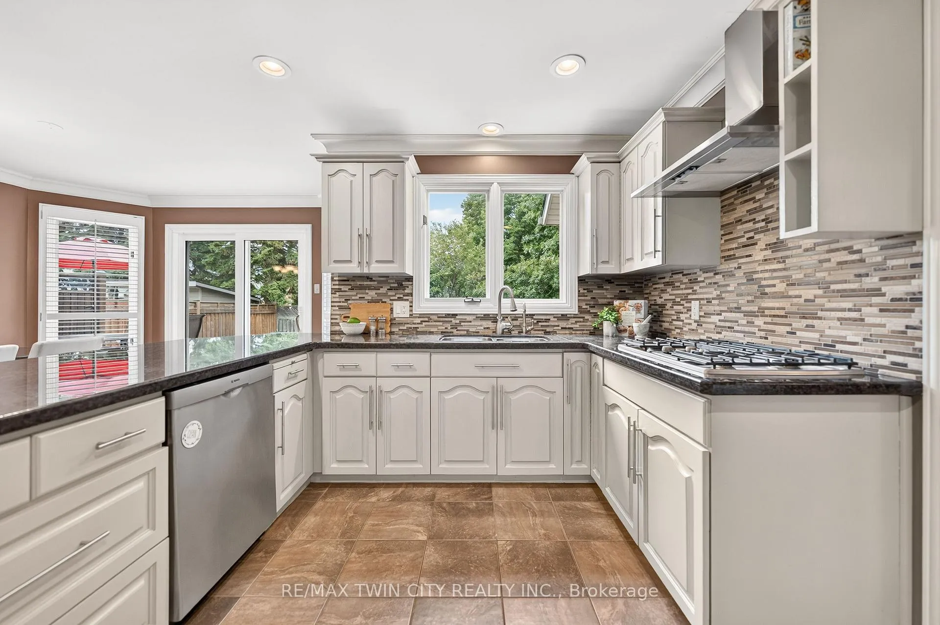 Photo 18 of 612 Stonebury Crescent, Waterloo — HOMEH