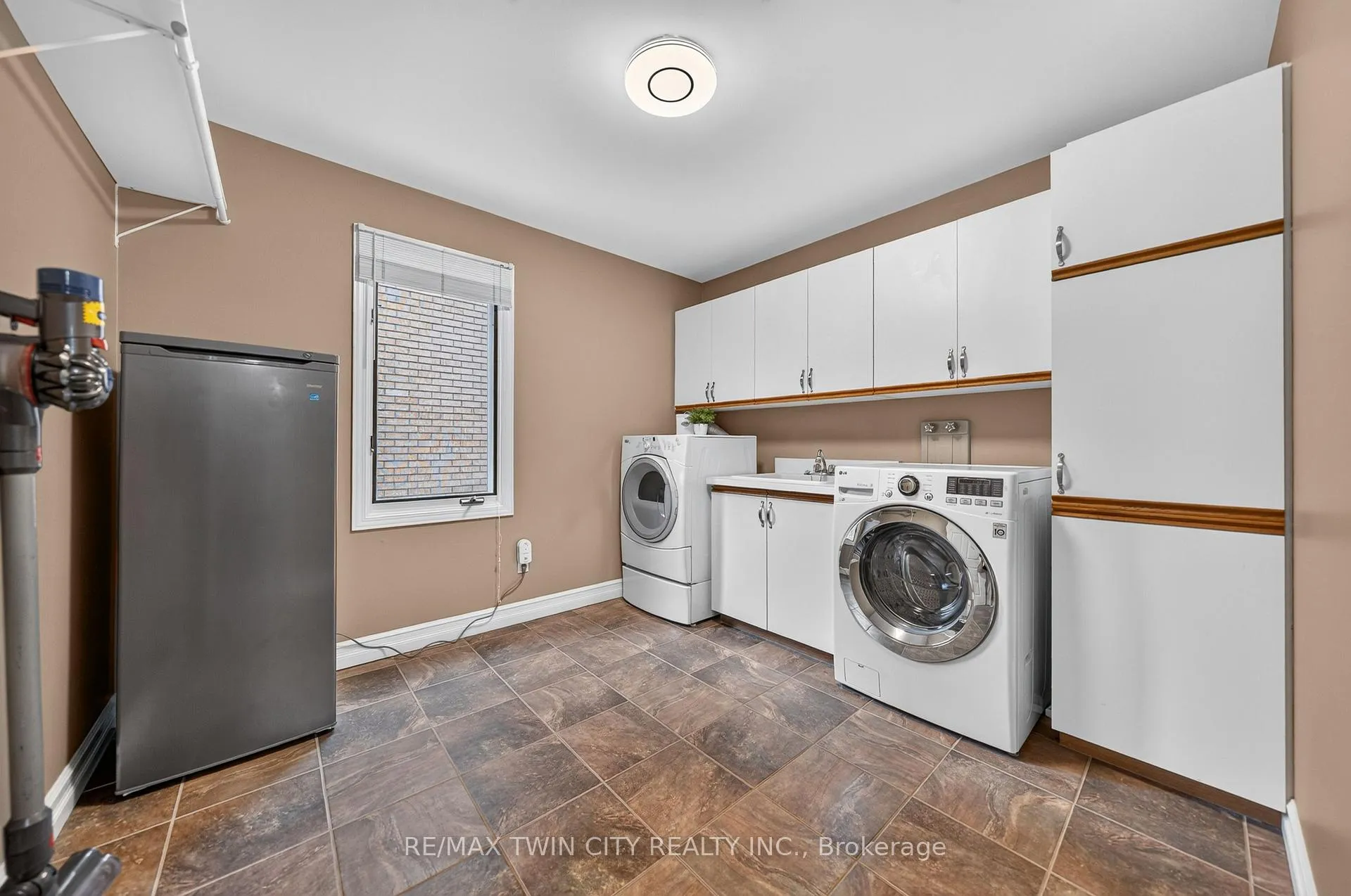 Photo 22 of 612 Stonebury Crescent, Waterloo — HOMEH