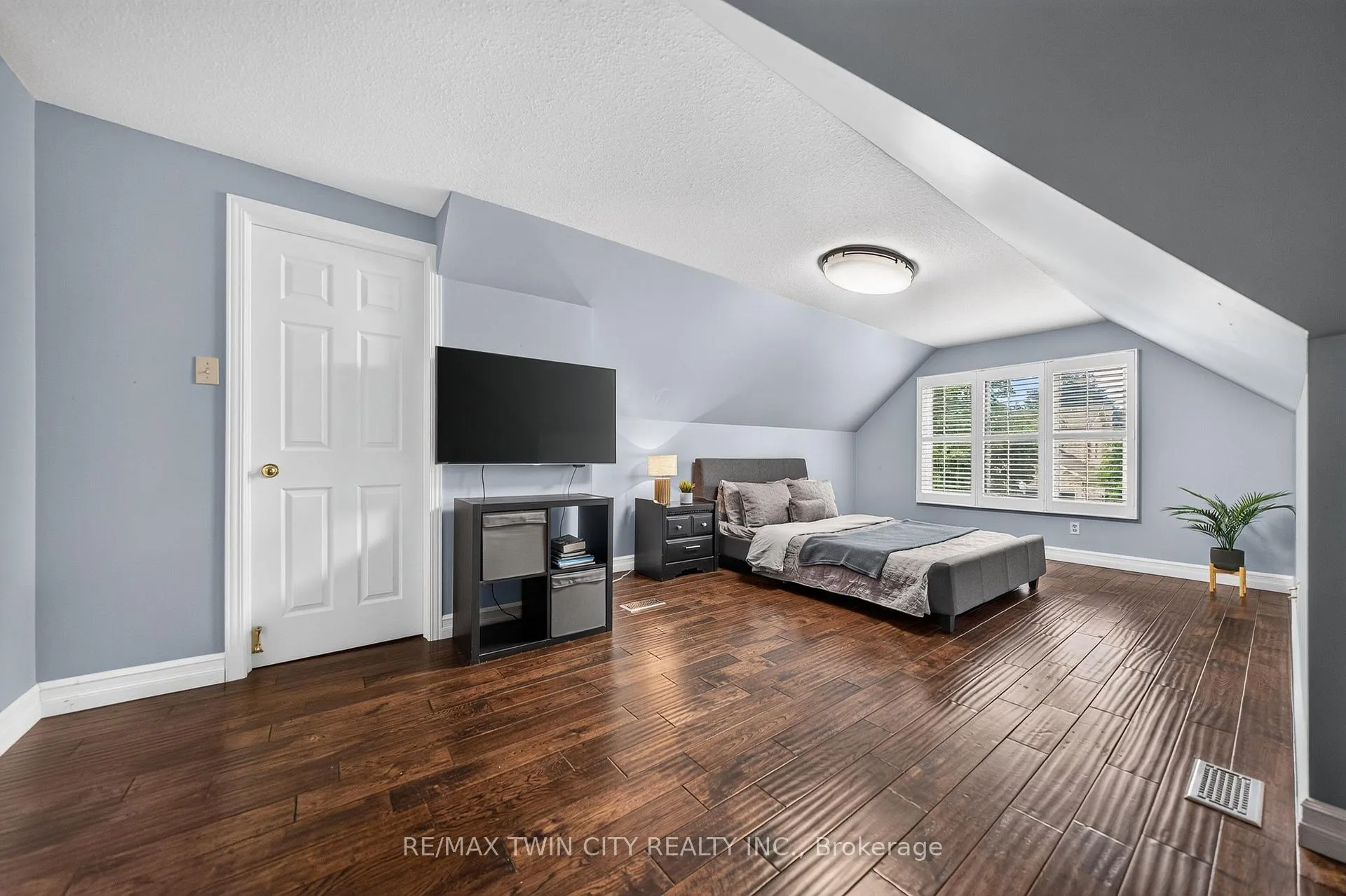 Photo 34 of 612 Stonebury Crescent, Waterloo — HOMEH