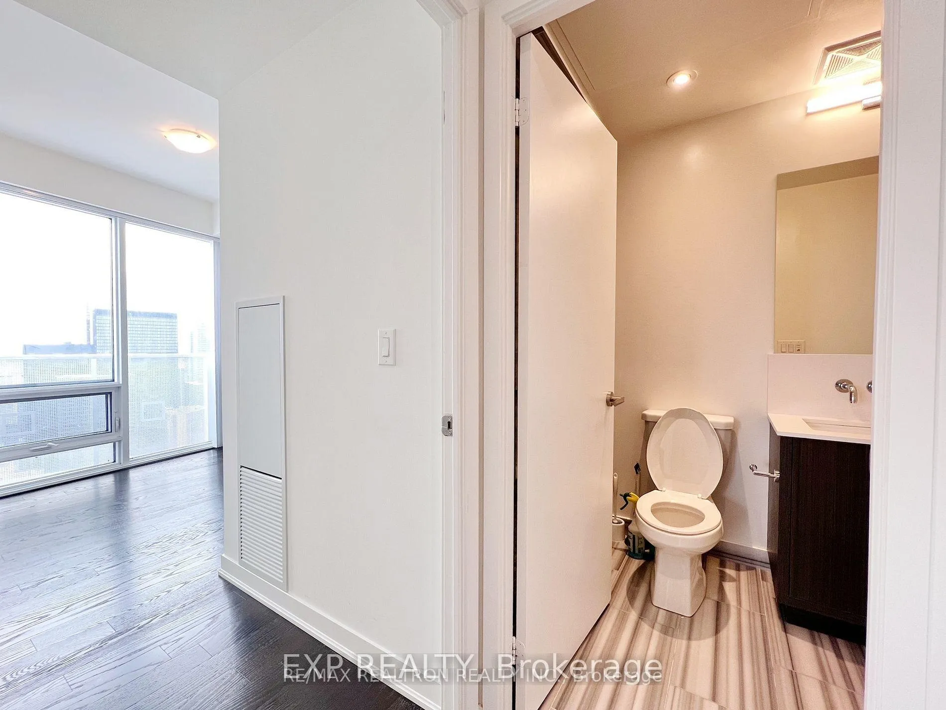 Photo 5 of Unit 6302, 100 Harbour Street, Toronto, Waterfront Communities — HOMEH