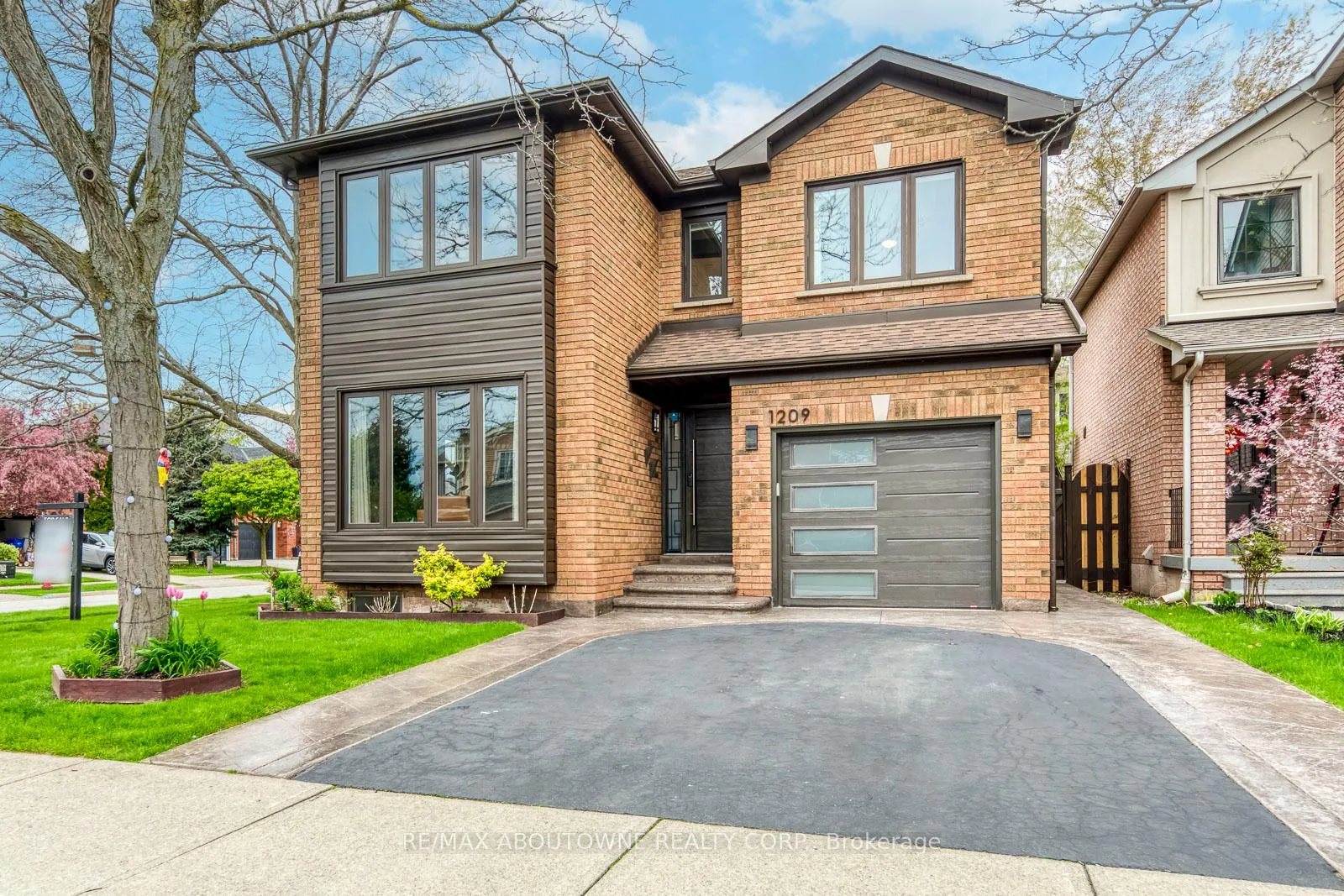 Photo 2 of 1209 Old Oak Drive, Oakville, West Oak Trails — HOMEH