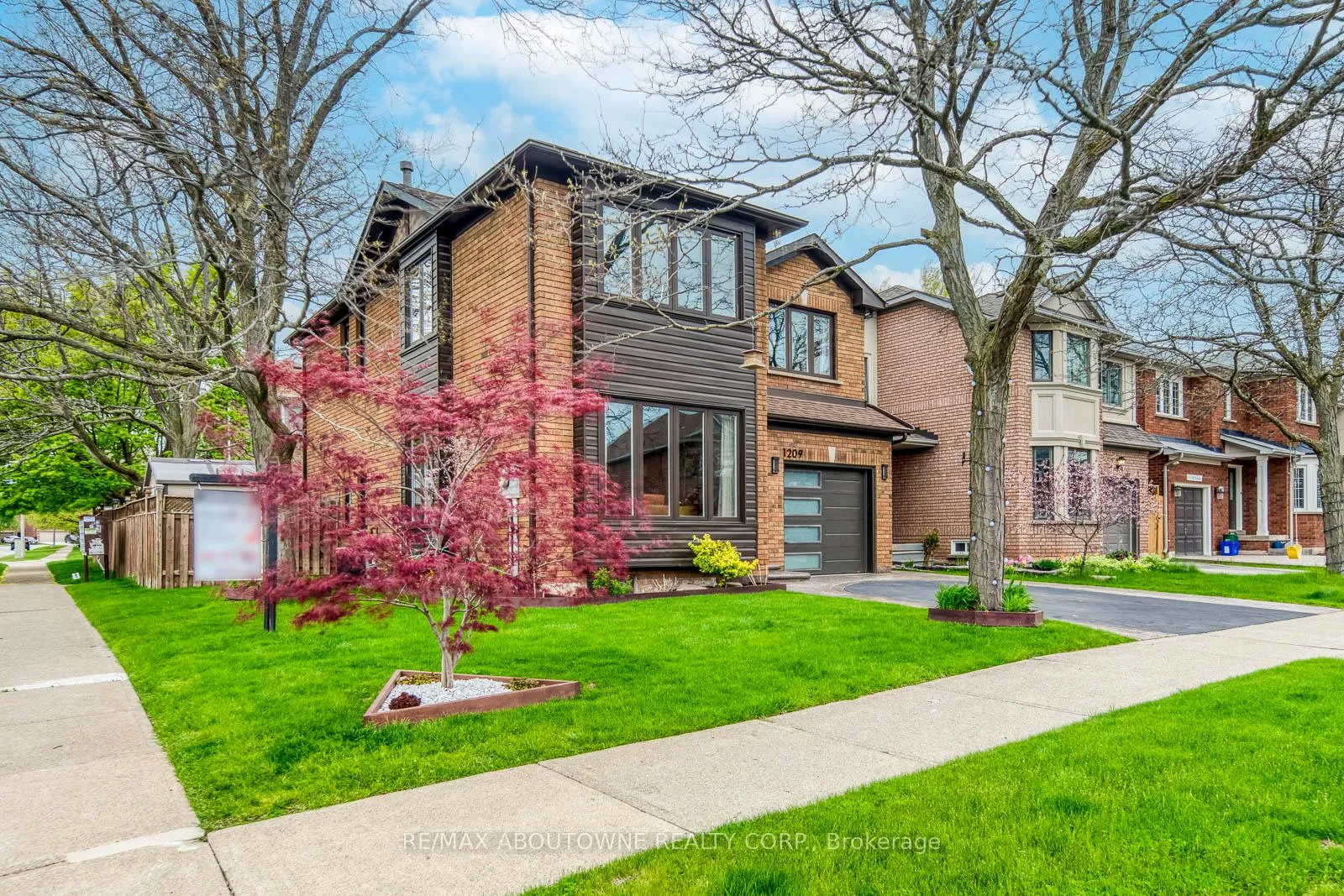 Photo 3 of 1209 Old Oak Drive, Oakville, West Oak Trails — HOMEH