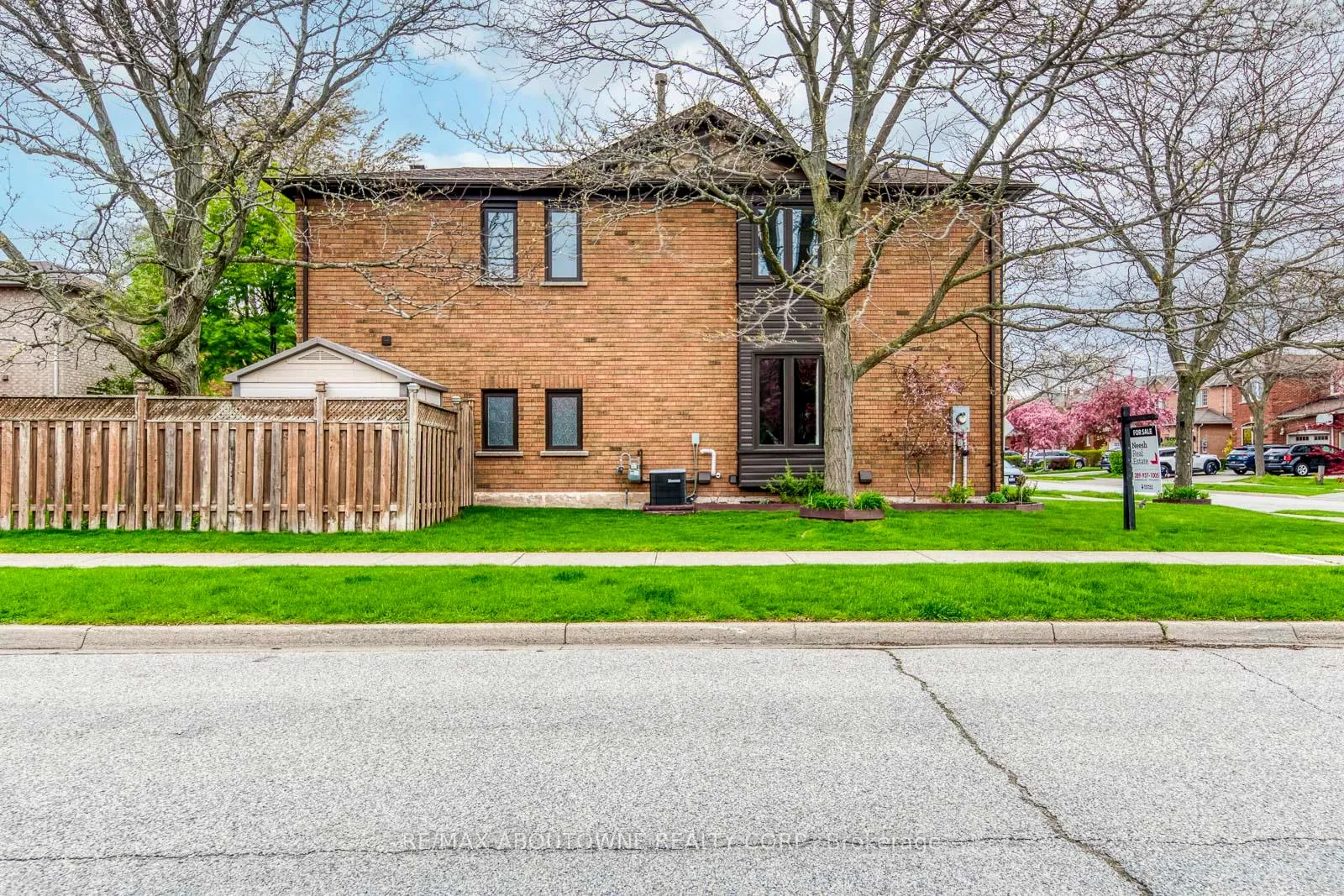 Photo 4 of 1209 Old Oak Drive, Oakville, West Oak Trails — HOMEH