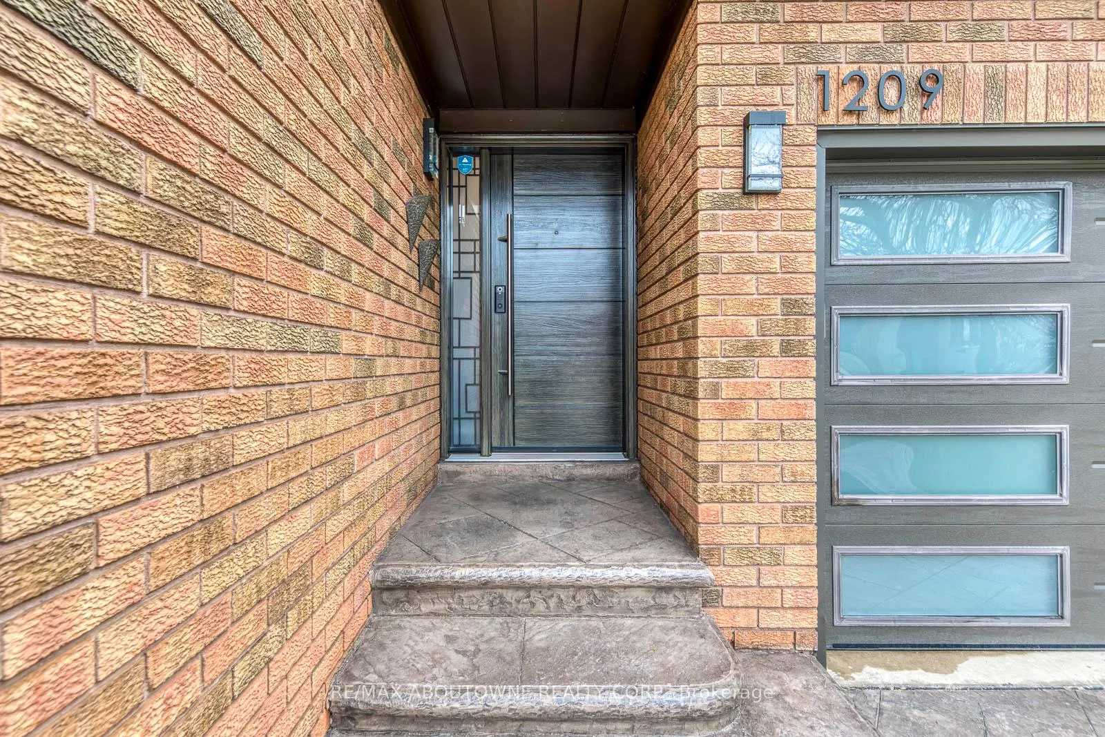 Photo 5 of 1209 Old Oak Drive, Oakville, West Oak Trails — HOMEH