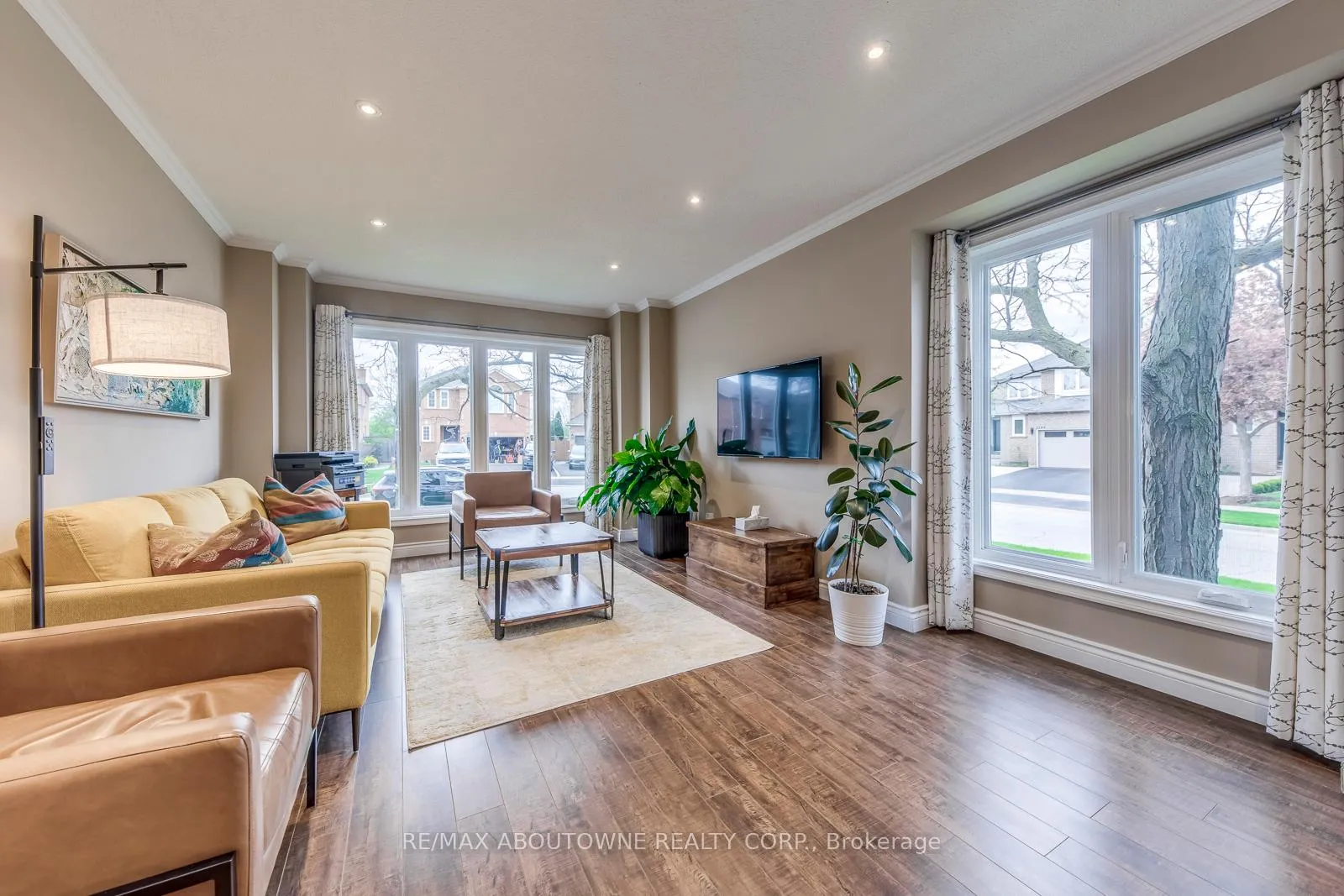 Photo 7 of 1209 Old Oak Drive, Oakville, West Oak Trails — HOMEH