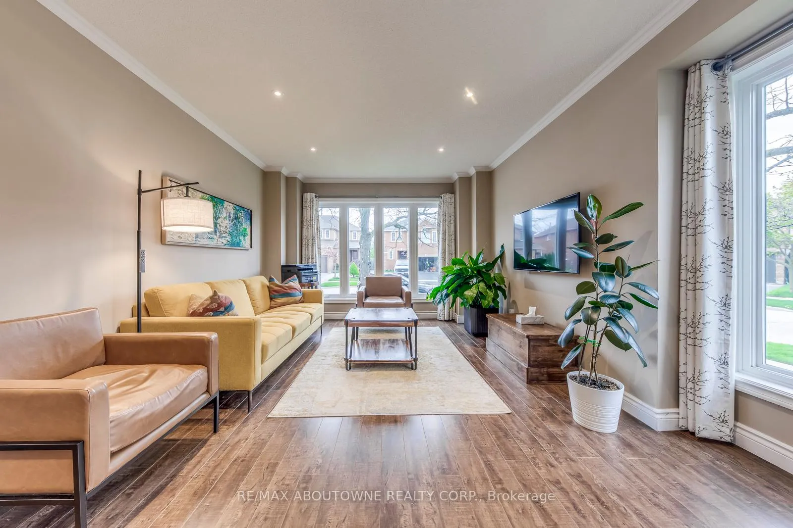 Photo 8 of 1209 Old Oak Drive, Oakville, West Oak Trails — HOMEH