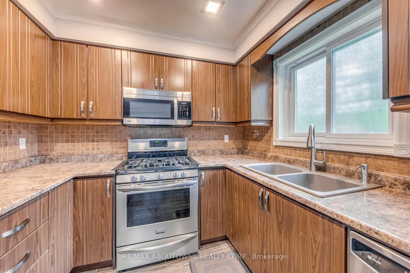 Photo 24 of 1209 Old Oak Drive, Oakville, West Oak Trails — HOMEH