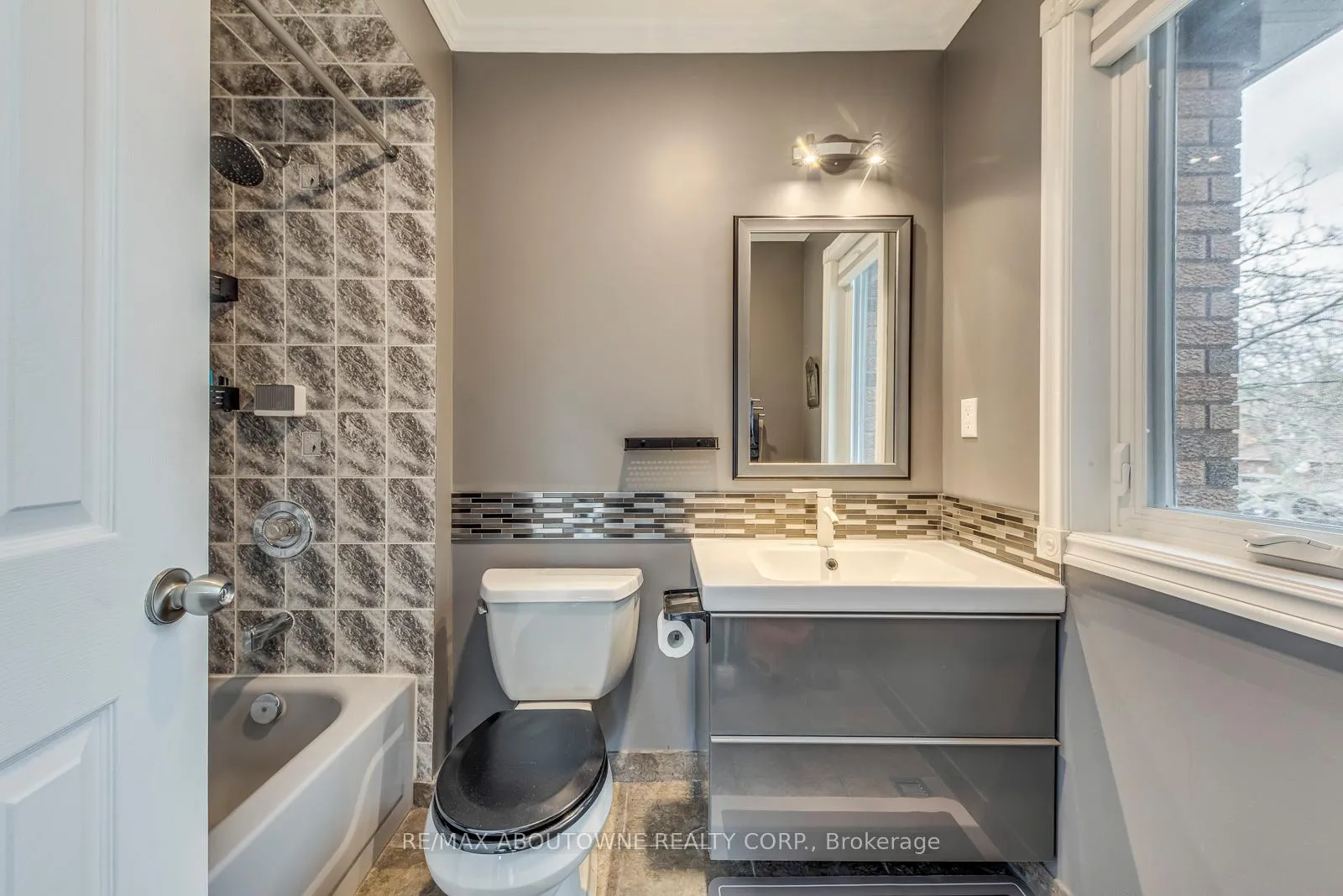 Photo 30 of 1209 Old Oak Drive, Oakville, West Oak Trails — HOMEH