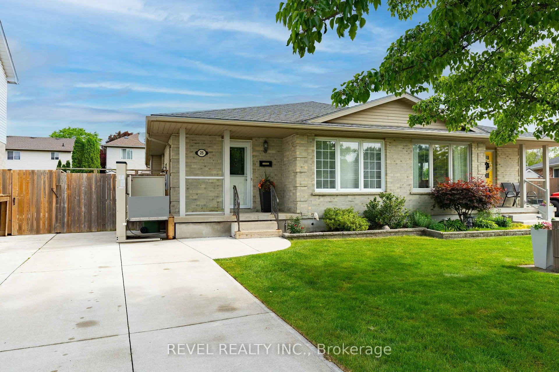 Photo 1 of 25 Rodney Crescent, St. Thomas — HOMEH