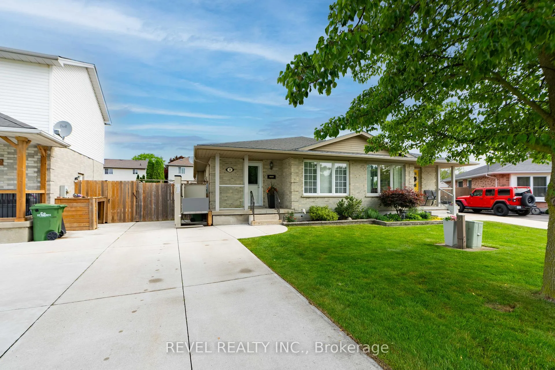 Photo 2 of 25 Rodney Crescent, St. Thomas — HOMEH