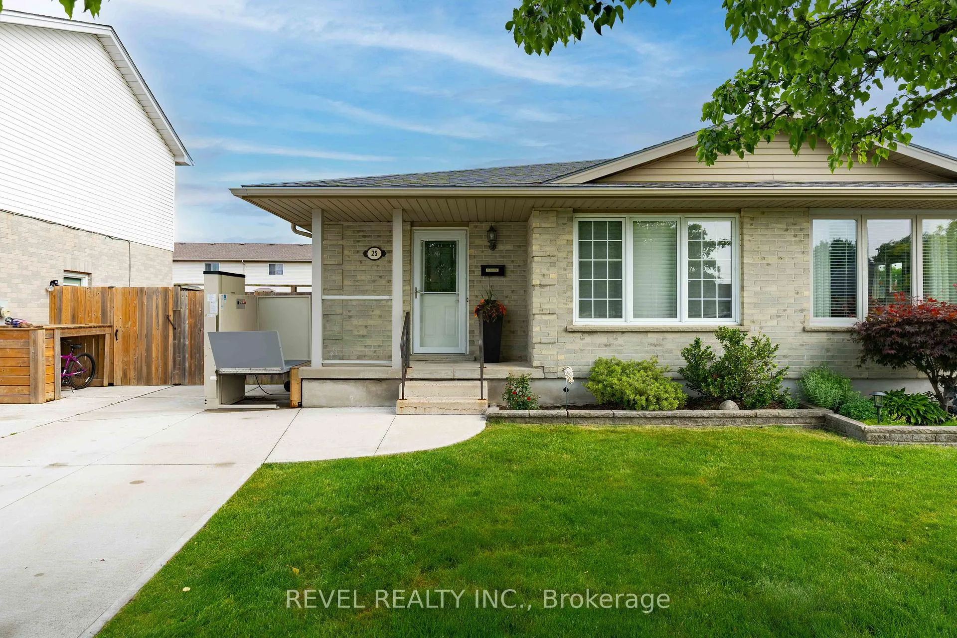 Photo 3 of 25 Rodney Crescent, St. Thomas — HOMEH