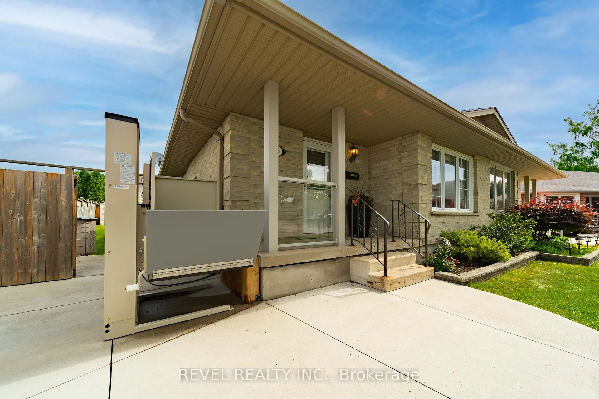 Photo 5 of 25 Rodney Crescent, St. Thomas — HOMEH