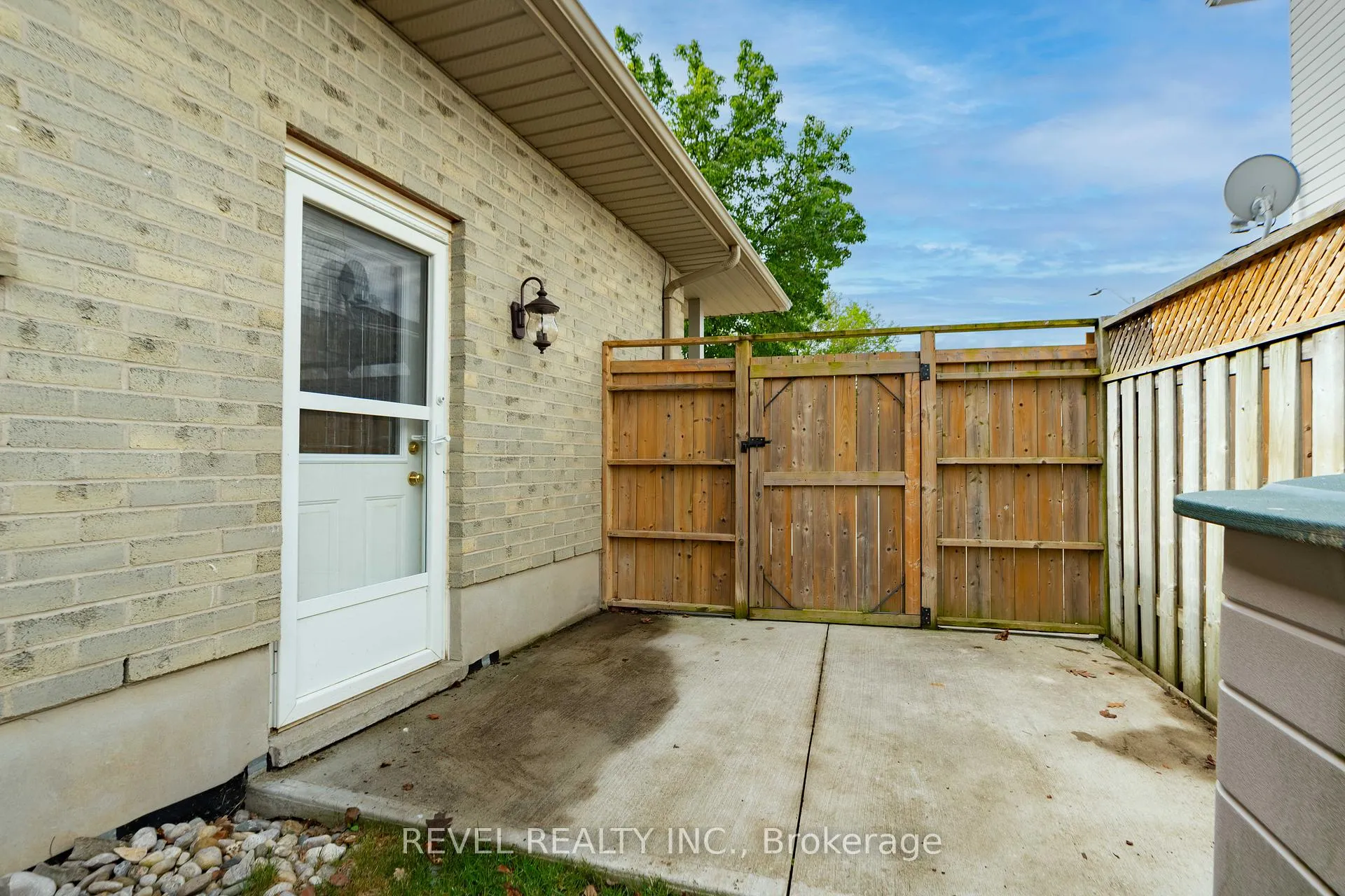 Photo 10 of 25 Rodney Crescent, St. Thomas — HOMEH