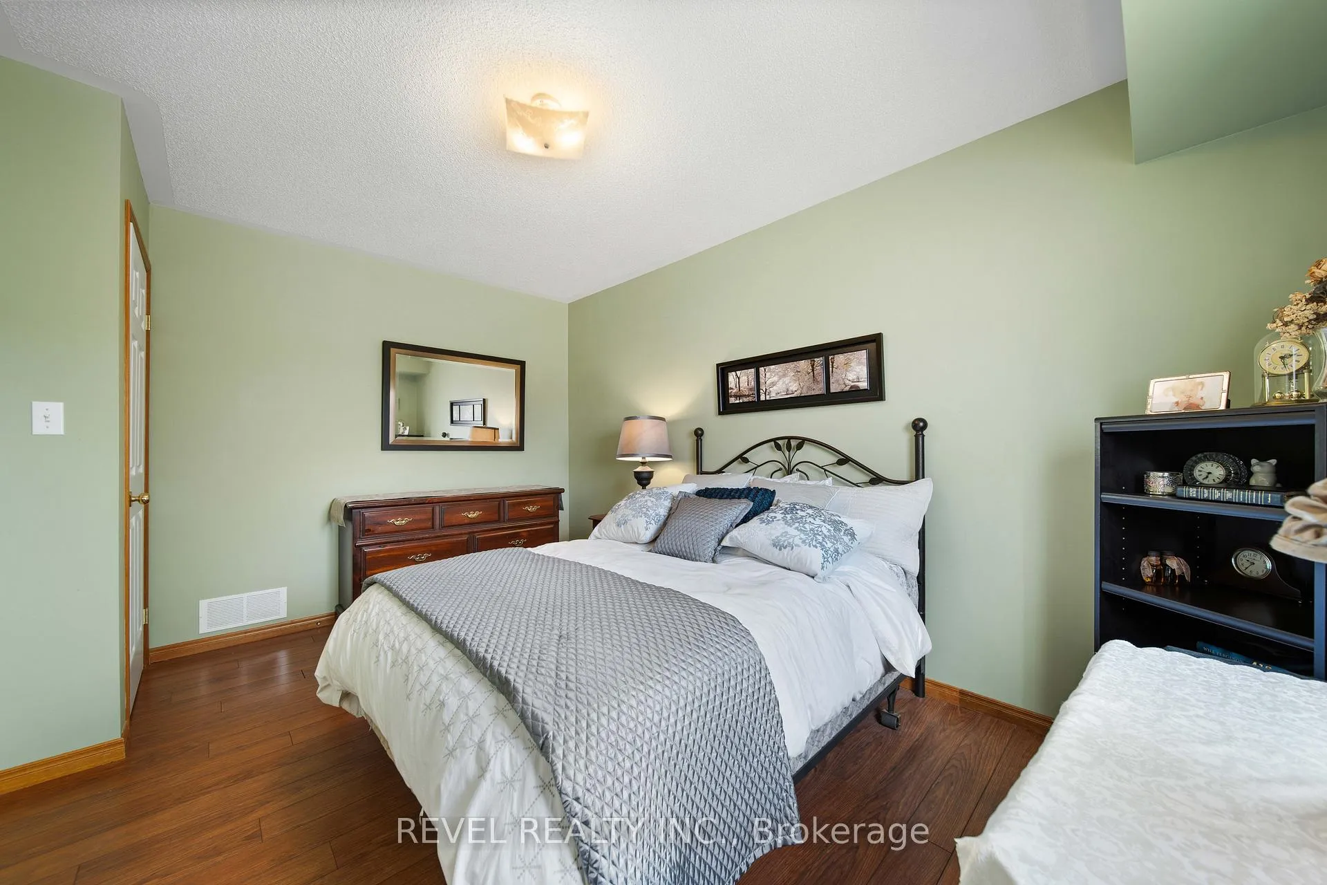 Photo 33 of 25 Rodney Crescent, St. Thomas — HOMEH