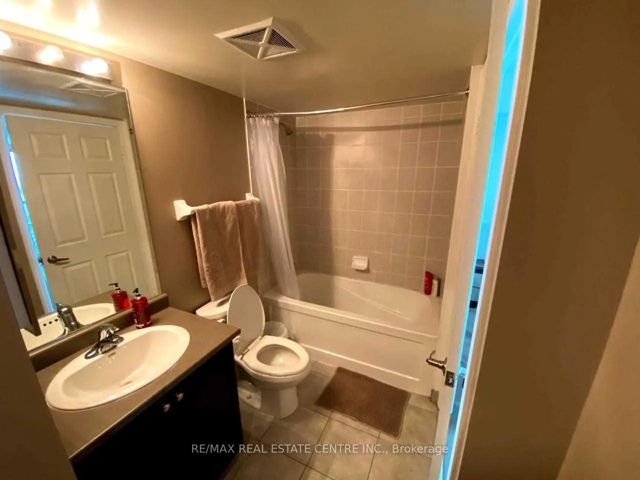 Photo 9 of Unit 3601, 19 Grand Trunk Crescent, Toronto, Waterfront Communities — HOMEH