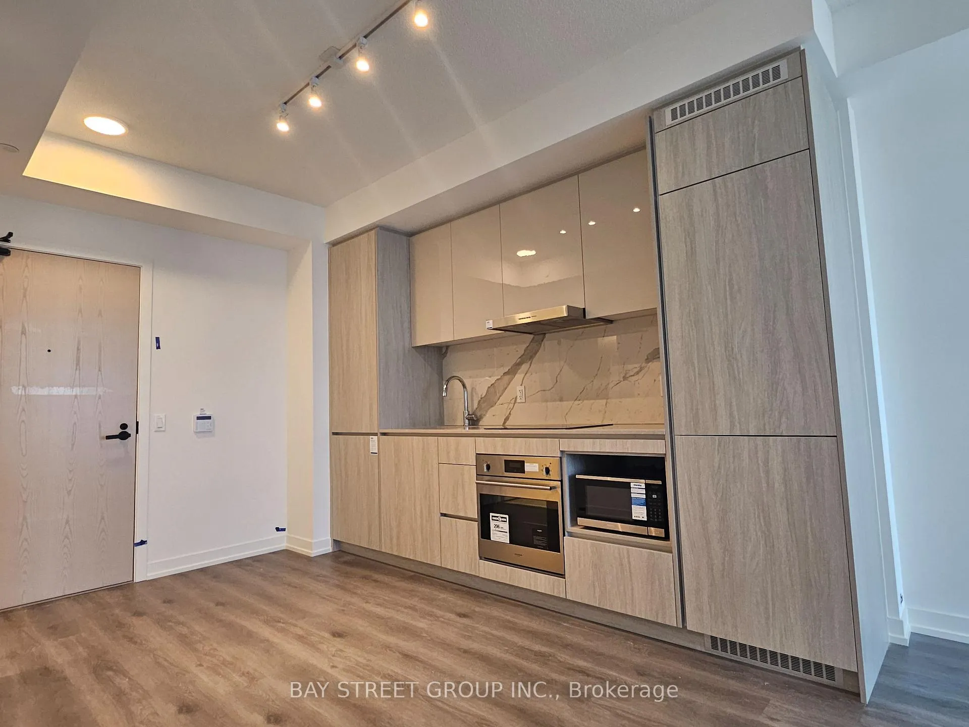 Photo 4 of Unit 1611, 28 Interchange Way, Vaughan, Vaughan Corporate Centre — HOMEH