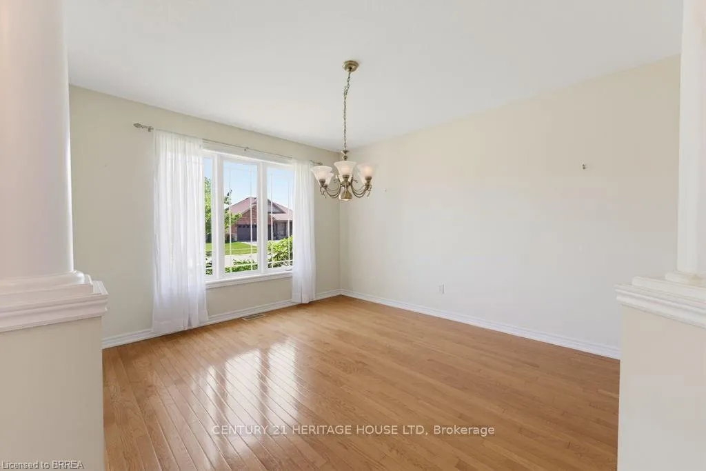 Photo 6 of 30 Cobblestone Drive, Brant, Paris — HOMEH