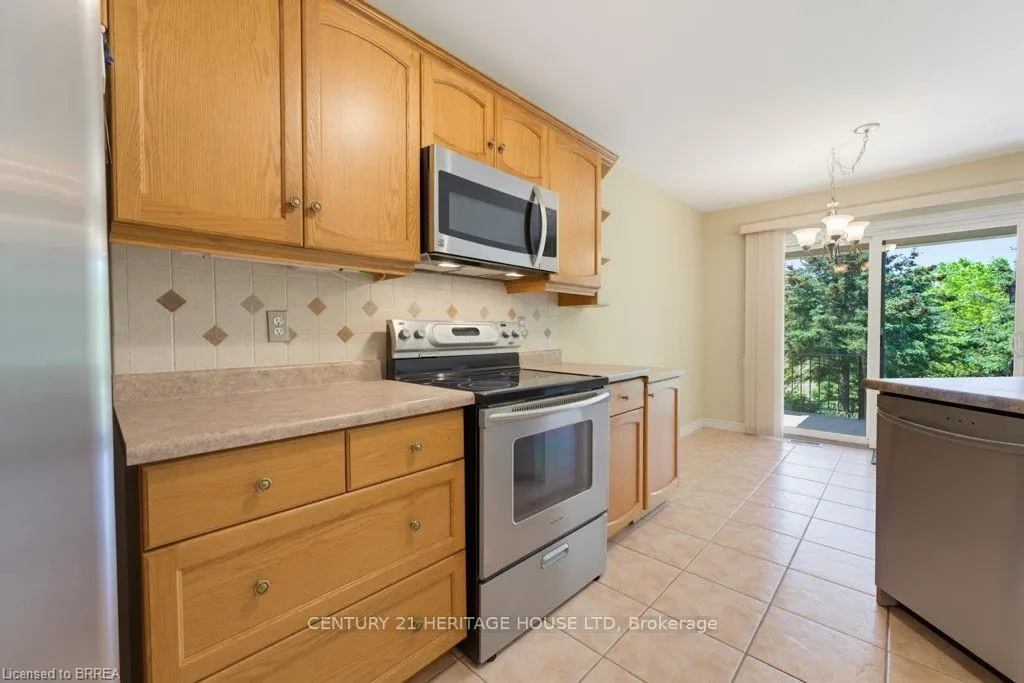 Photo 8 of 30 Cobblestone Drive, Brant, Paris — HOMEH