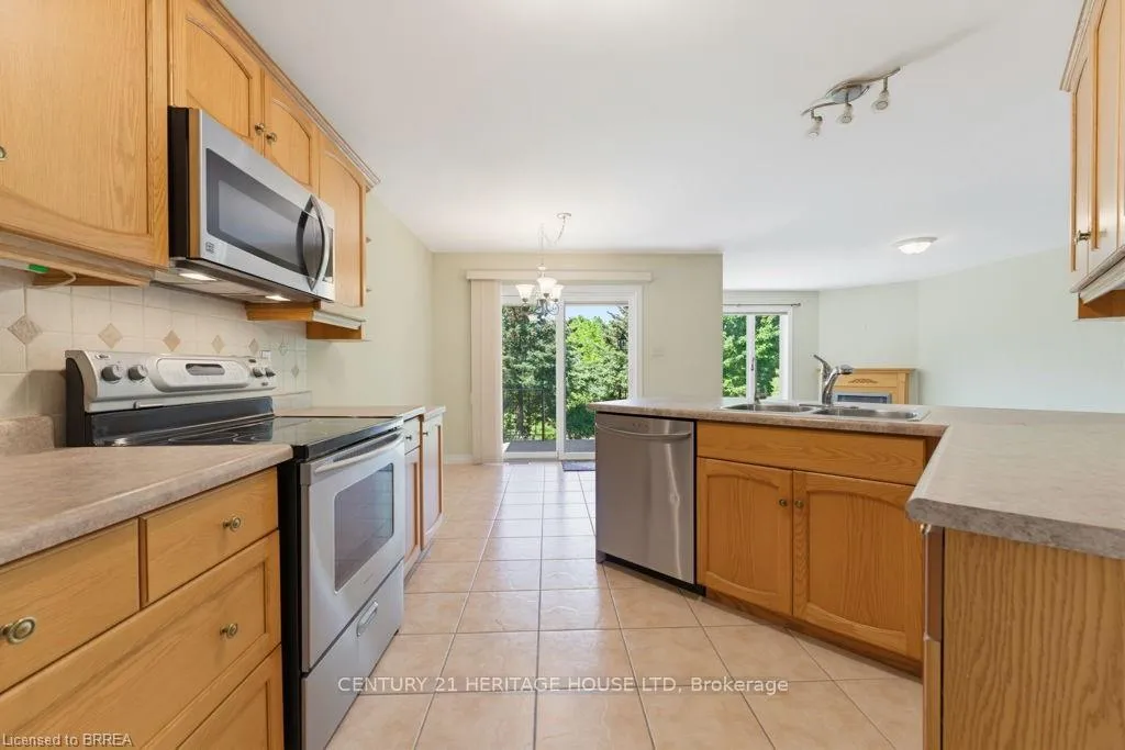 Photo 10 of 30 Cobblestone Drive, Brant, Paris — HOMEH