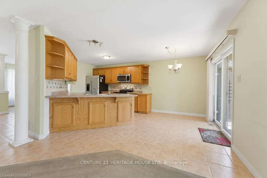 Photo 12 of 30 Cobblestone Drive, Brant, Paris — HOMEH