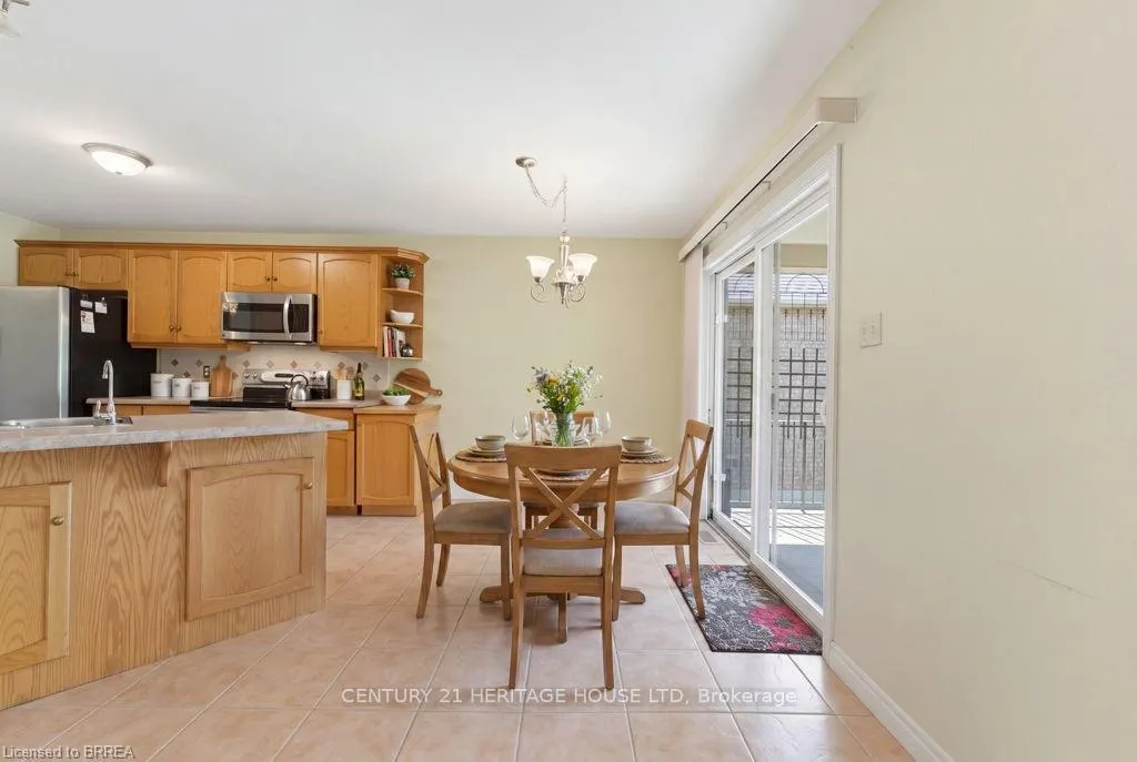 Photo 13 of 30 Cobblestone Drive, Brant, Paris — HOMEH
