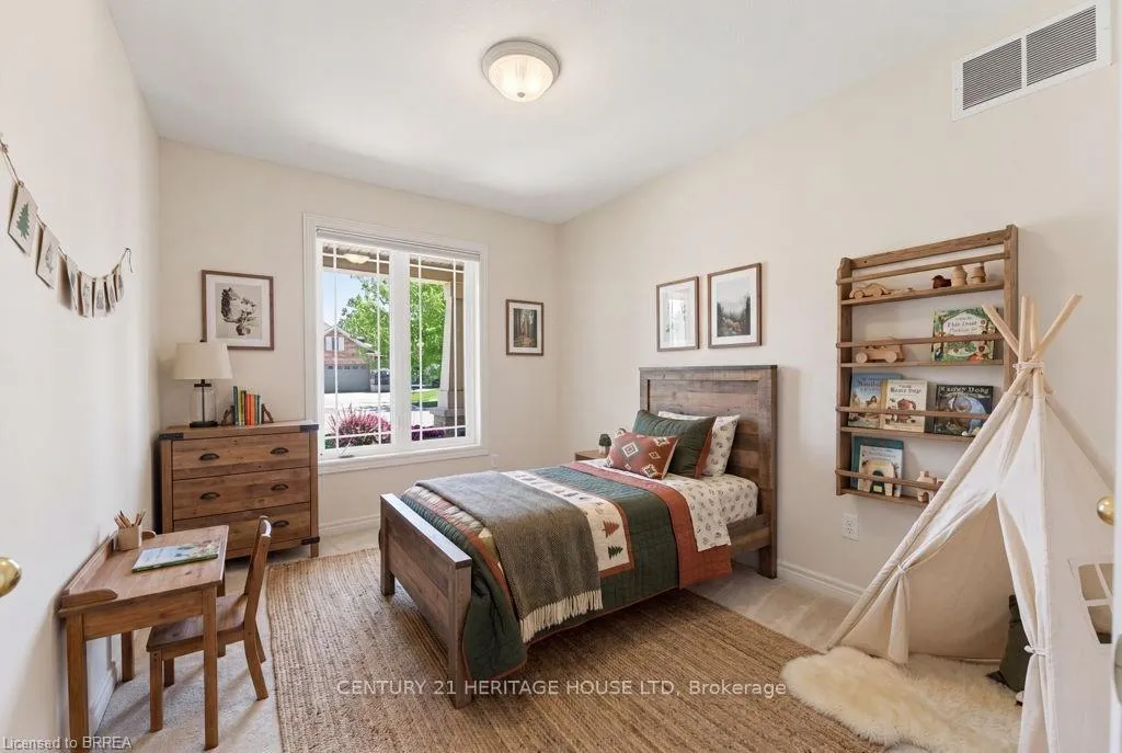 Photo 24 of 30 Cobblestone Drive, Brant, Paris — HOMEH