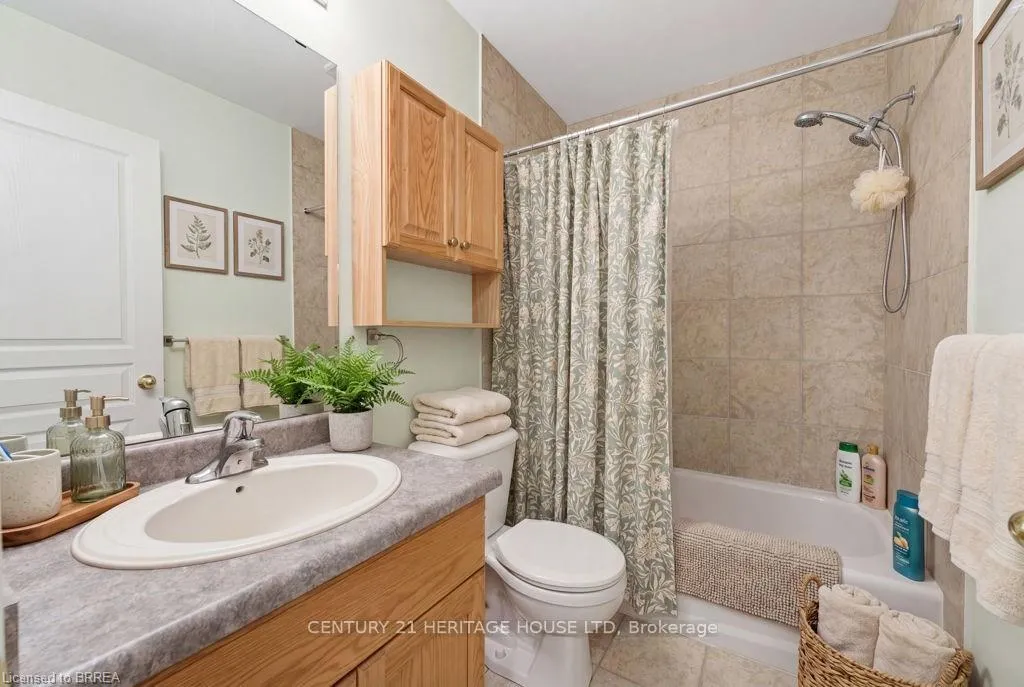 Photo 26 of 30 Cobblestone Drive, Brant, Paris — HOMEH