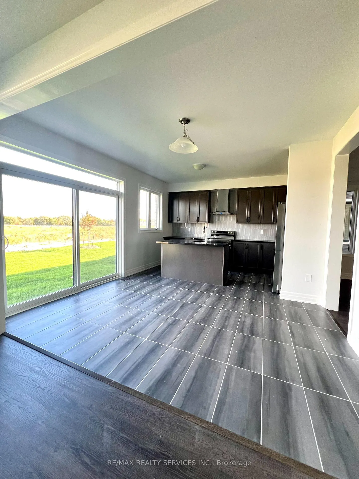 Photo 5 of 156 Union Boulevard, Wasaga Beach — HOMEH