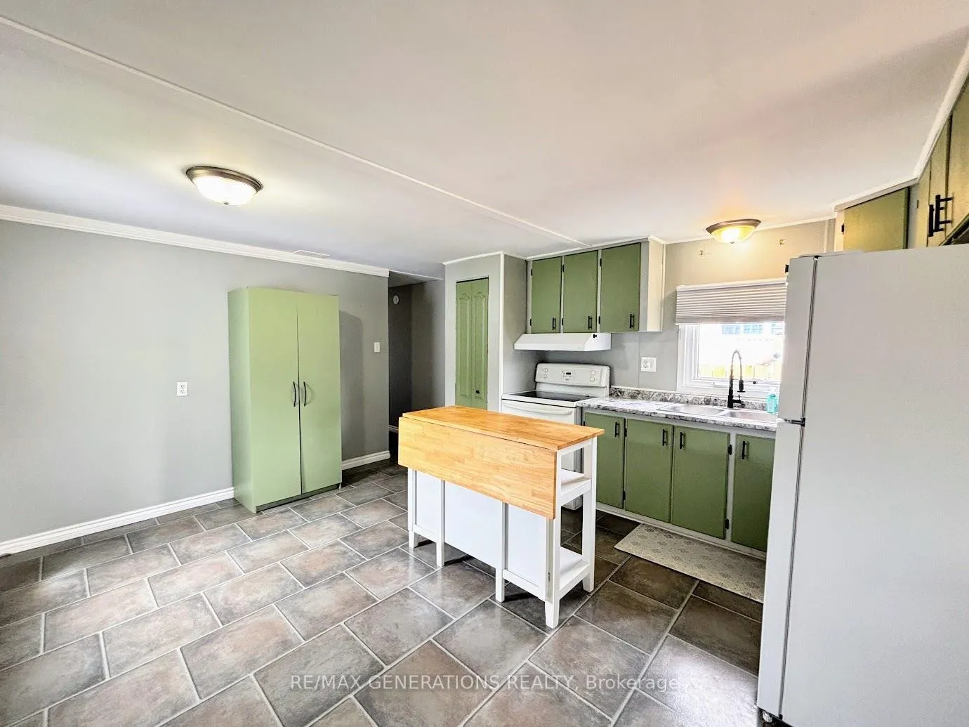 Photo 5 of 54 Jackson Crescent, Marathon — HOMEH