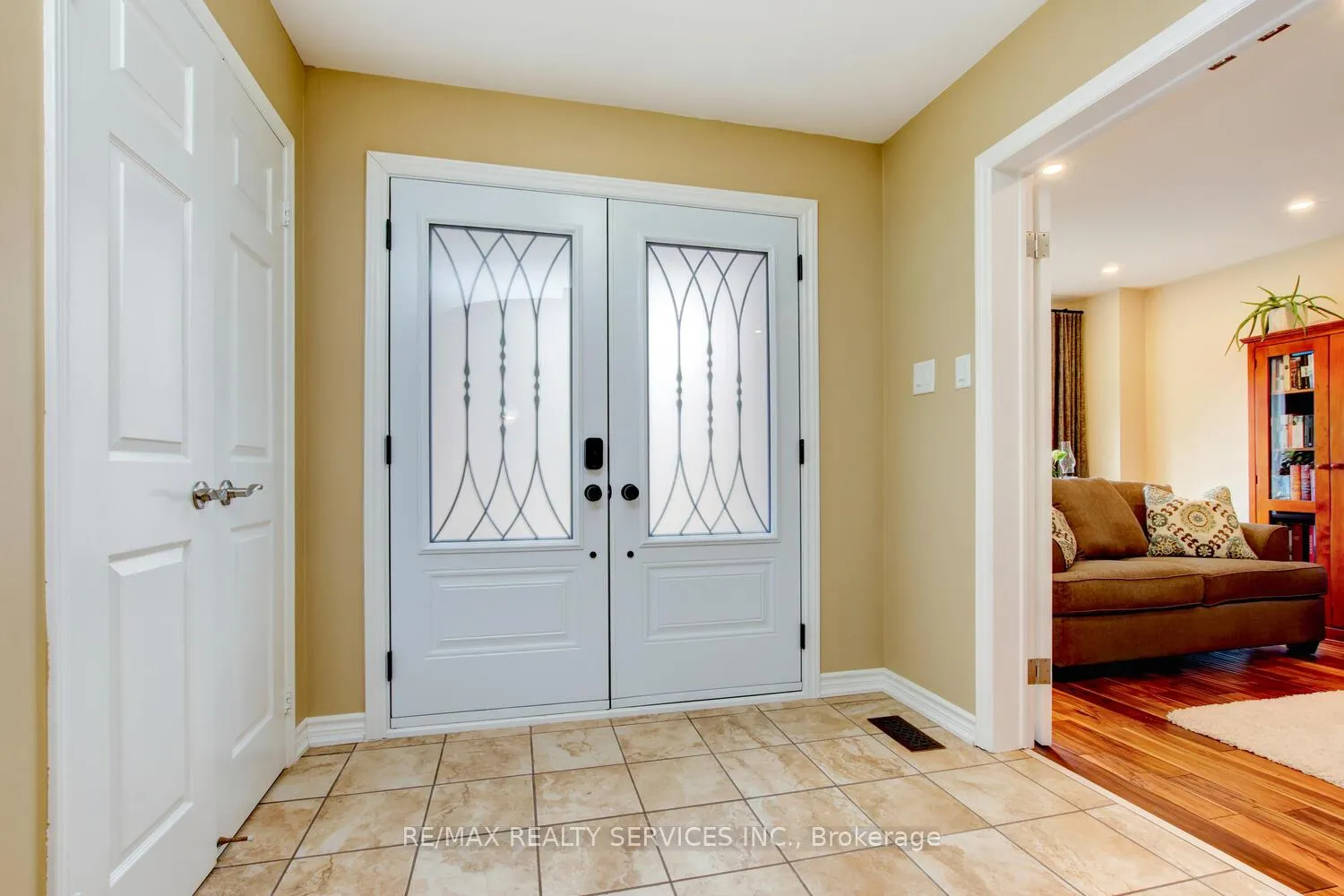 Photo 4 of 28 Chickadee Crescent, Brampton, Snelgrove — HOMEH