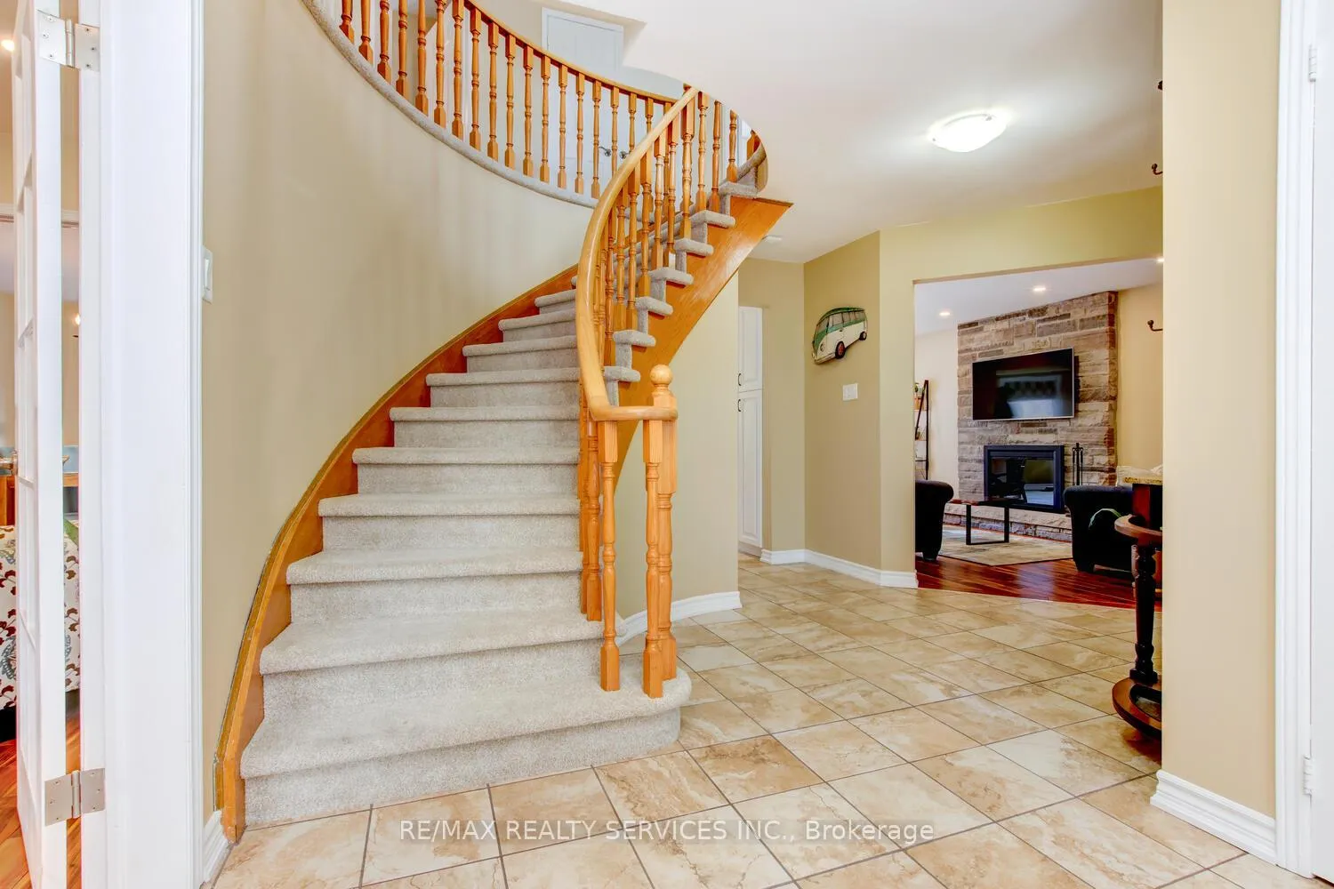 Photo 5 of 28 Chickadee Crescent, Brampton, Snelgrove — HOMEH