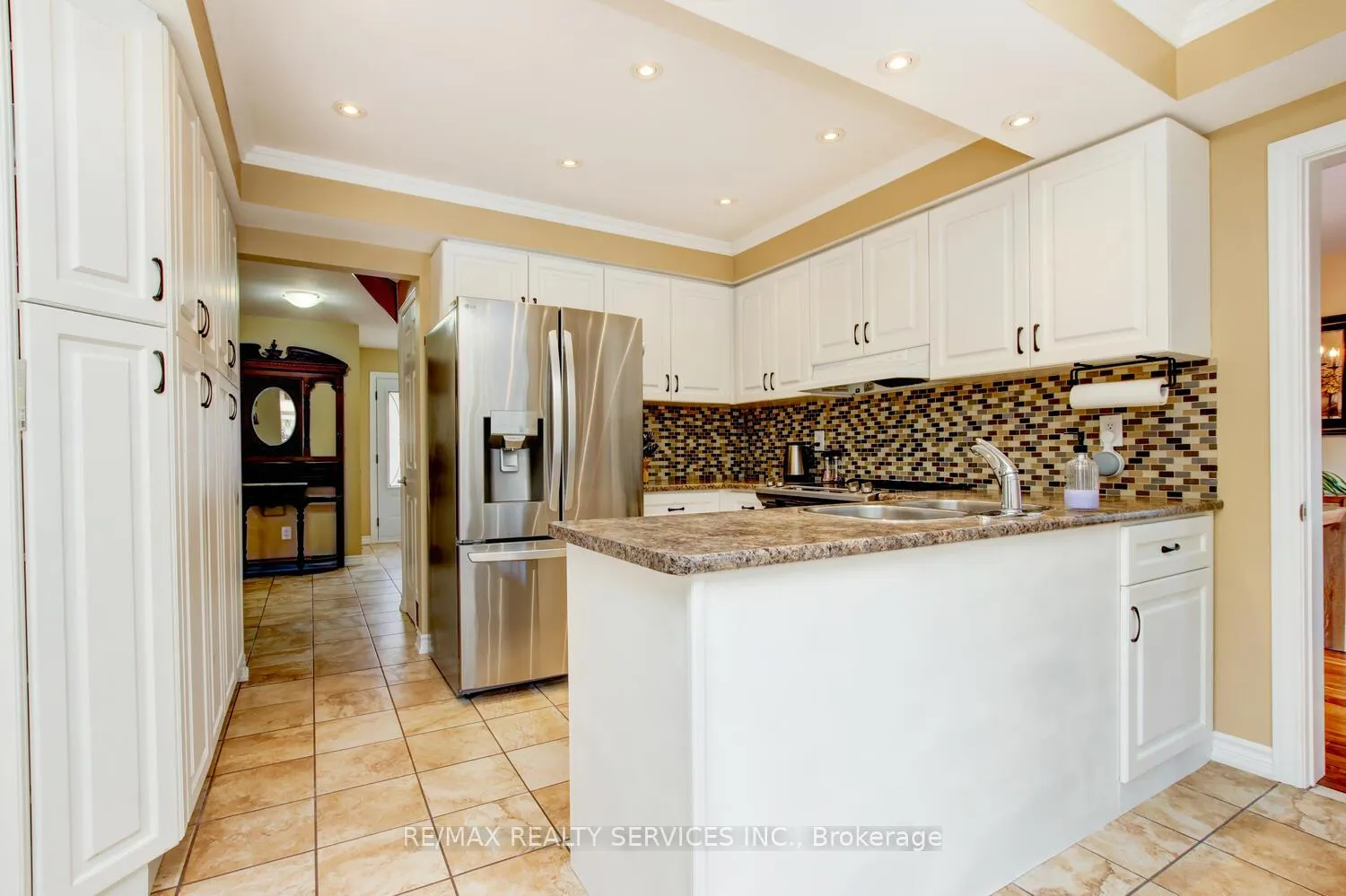 Photo 10 of 28 Chickadee Crescent, Brampton, Snelgrove — HOMEH