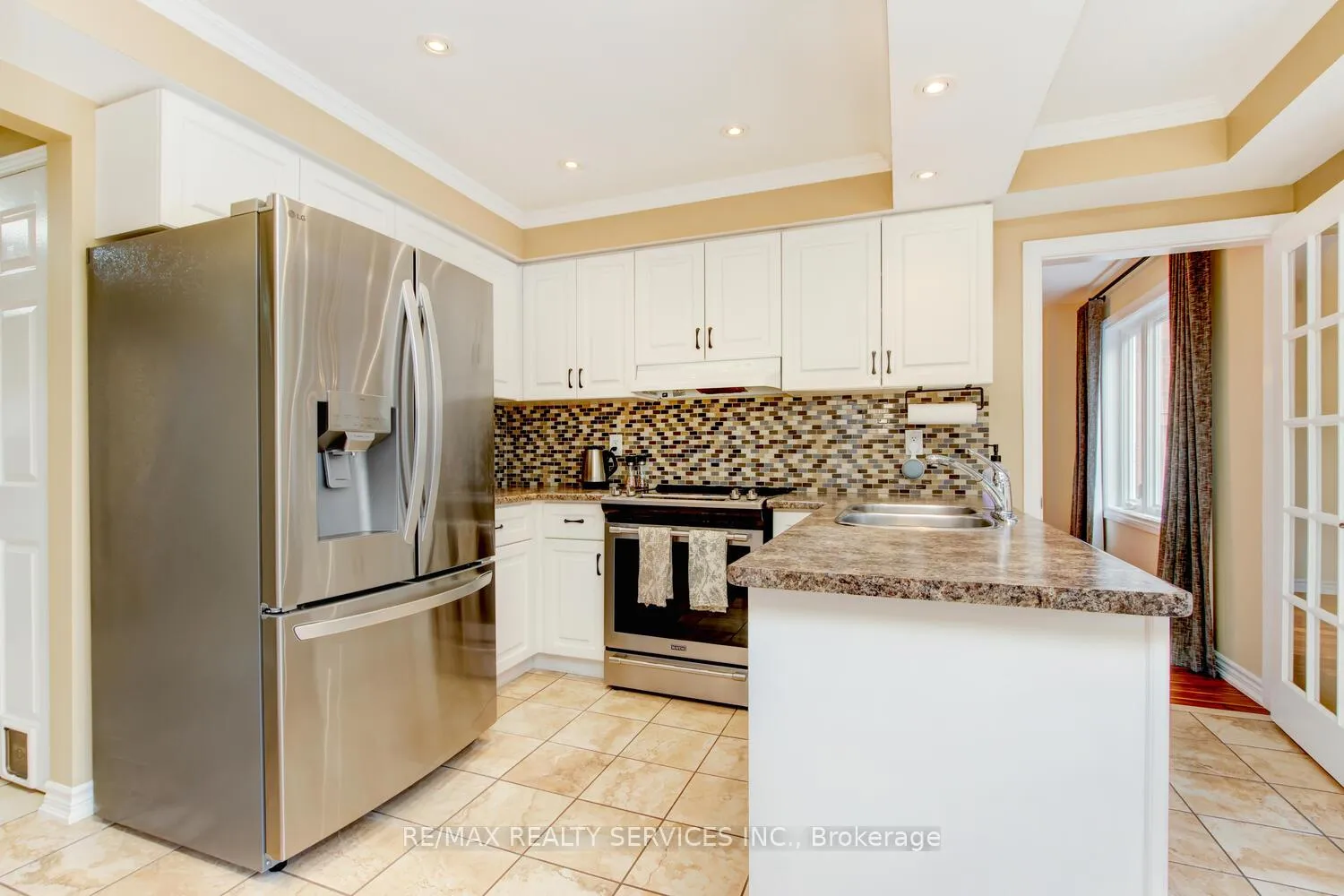 Photo 12 of 28 Chickadee Crescent, Brampton, Snelgrove — HOMEH
