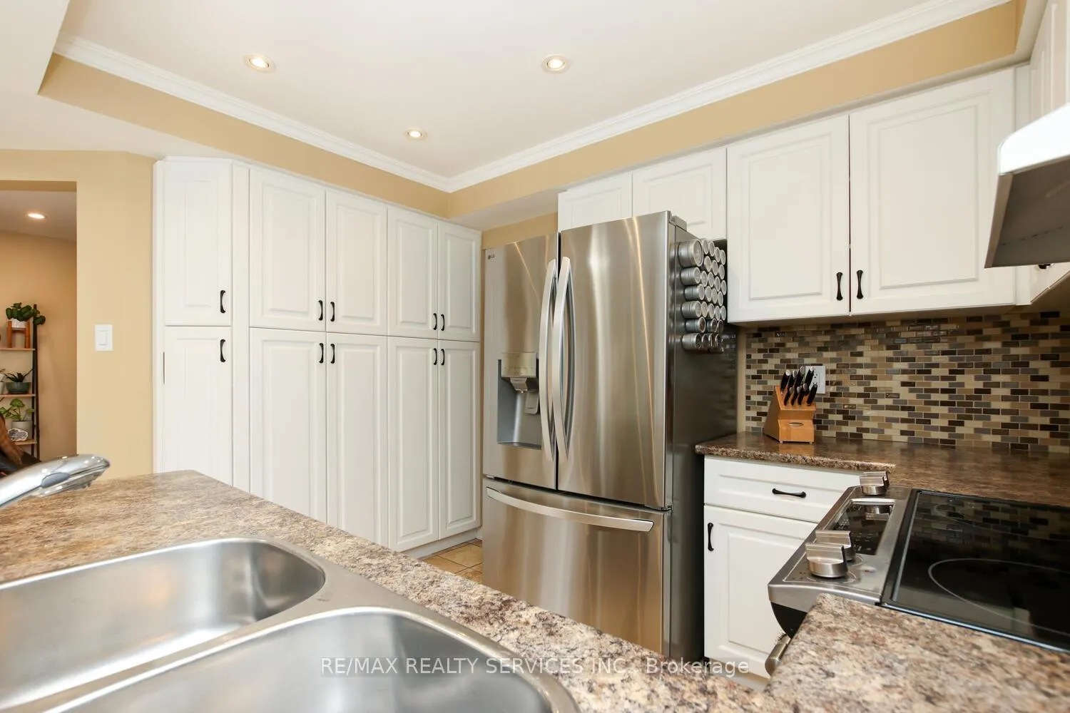 Photo 13 of 28 Chickadee Crescent, Brampton, Snelgrove — HOMEH