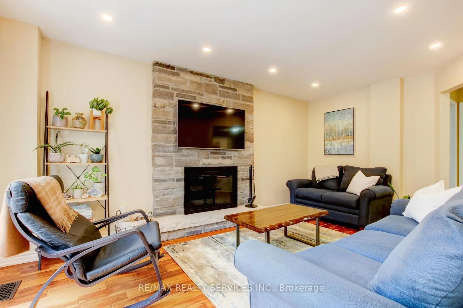 Photo 16 of 28 Chickadee Crescent, Brampton, Snelgrove — HOMEH