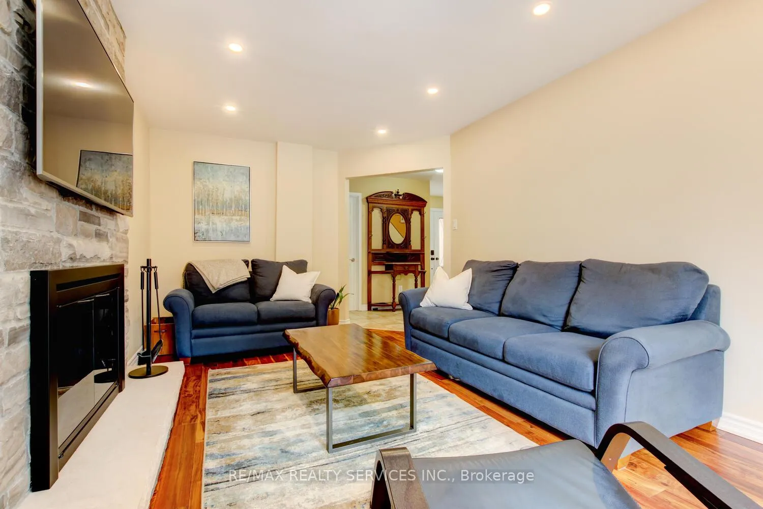 Photo 17 of 28 Chickadee Crescent, Brampton, Snelgrove — HOMEH