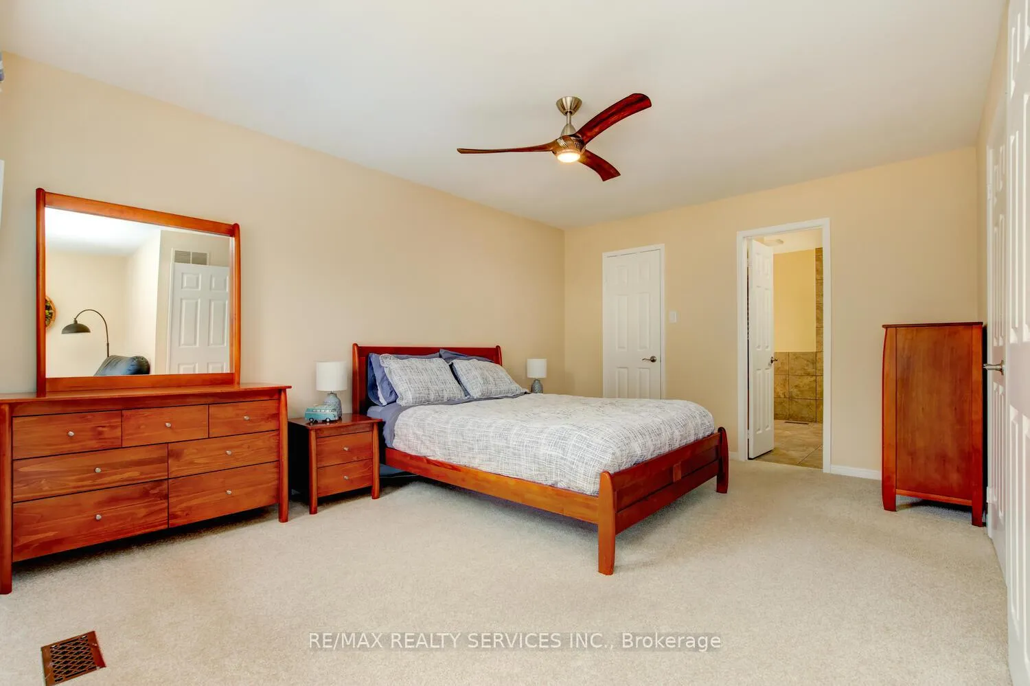 Photo 23 of 28 Chickadee Crescent, Brampton, Snelgrove — HOMEH