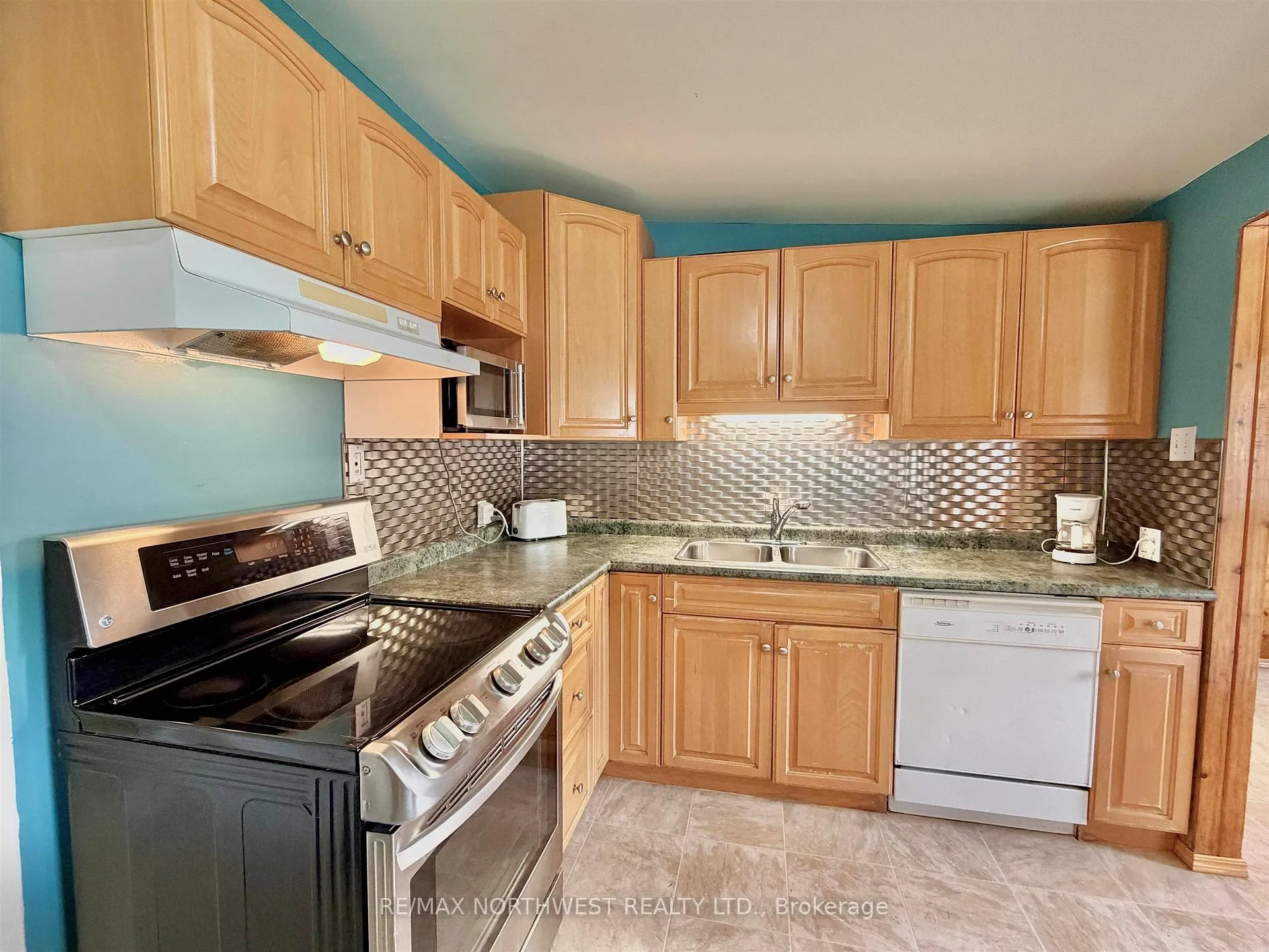 Photo 3 of 817 Second St S, Kenora, Central — HOMEH